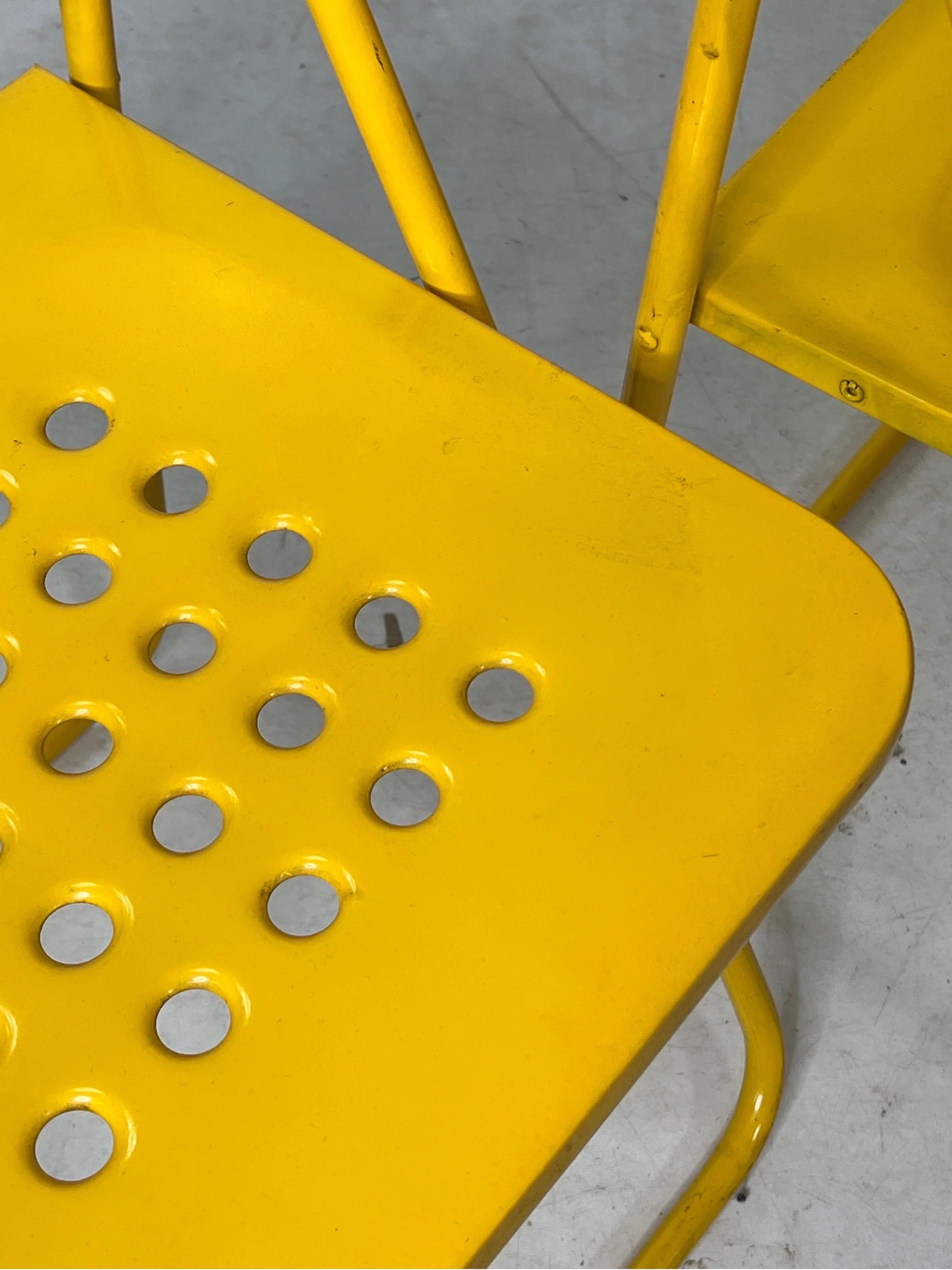 Gelbe industrielle moderne klappbare Vintage-Stühle – ein Paar im Angebot 2