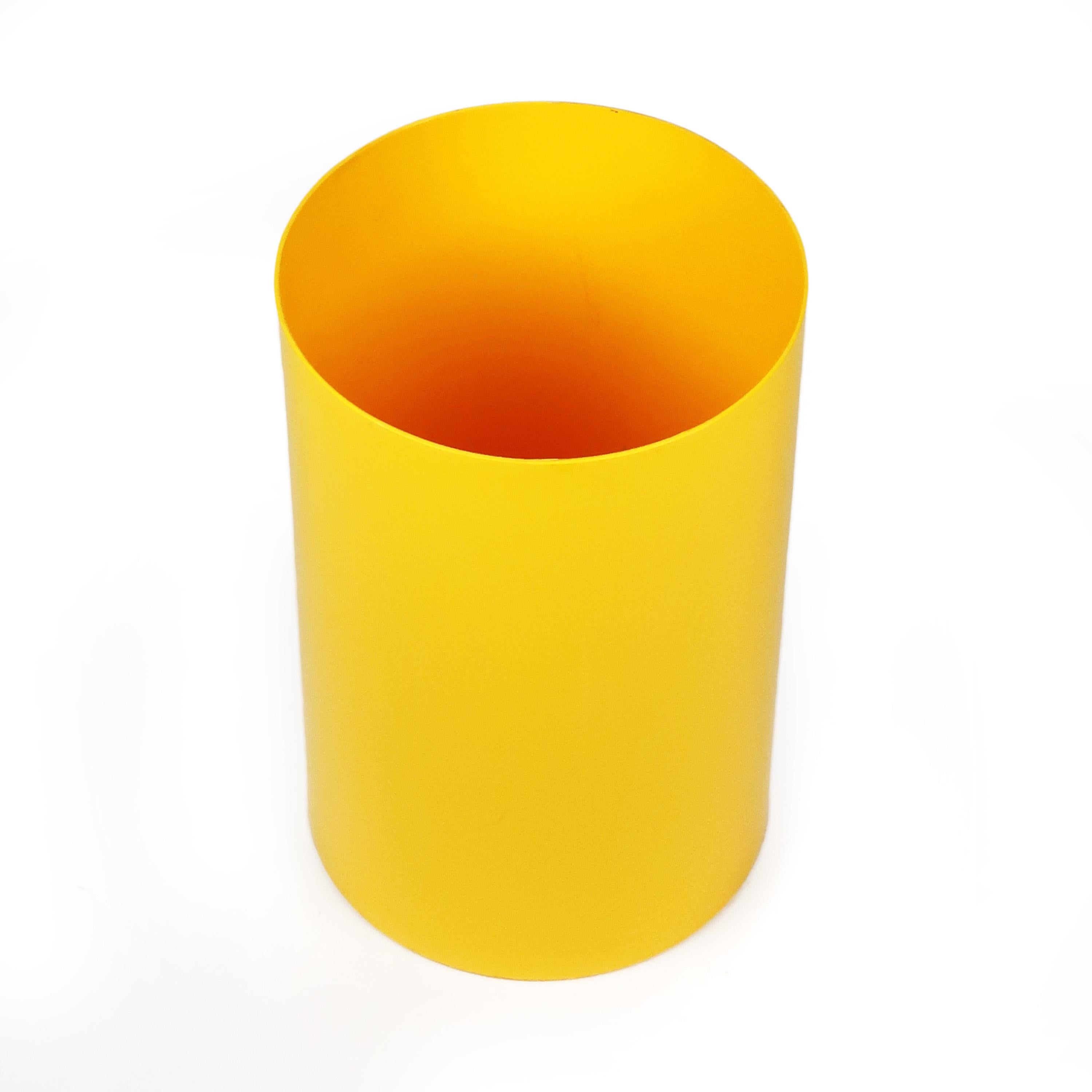 A vintage yellow acrylic trash can with a simple cylindrical form designed by Gino Colombini for Italian plastics manufacturer Kartell. 

Measures: 9.75