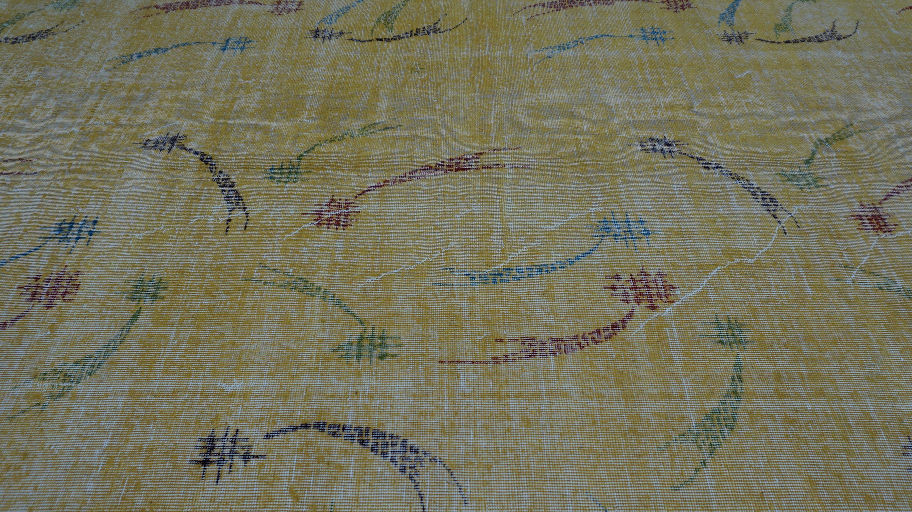 Alfombra de lana vintage amarilla de mediados de siglo estilo Art Decó Zeki Muren 5'5''x9'11'' Anudado a mano en venta