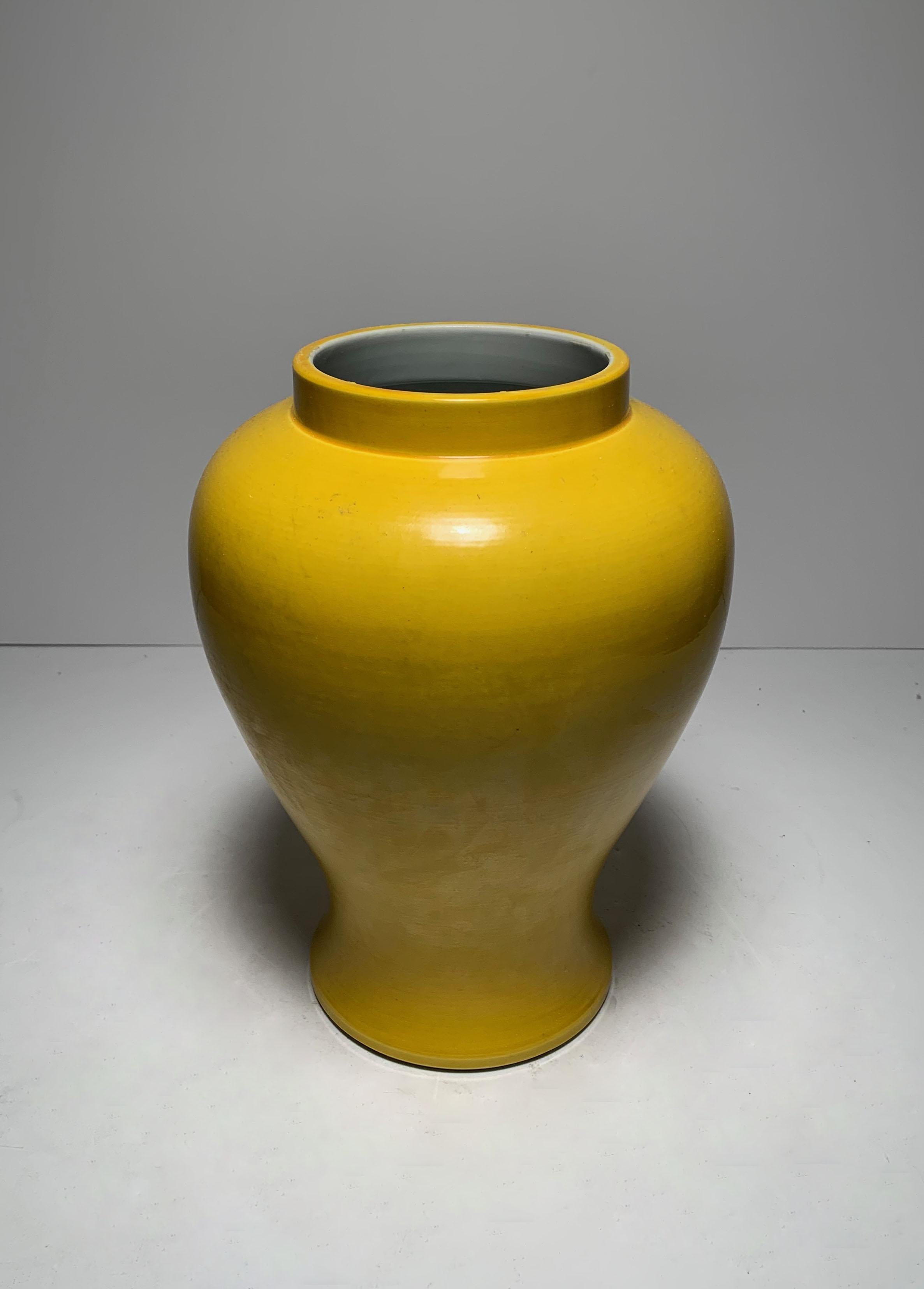 Mid-Century Modern Lampe en céramique orientale jaune vintage du milieu du siècle dernier en vente