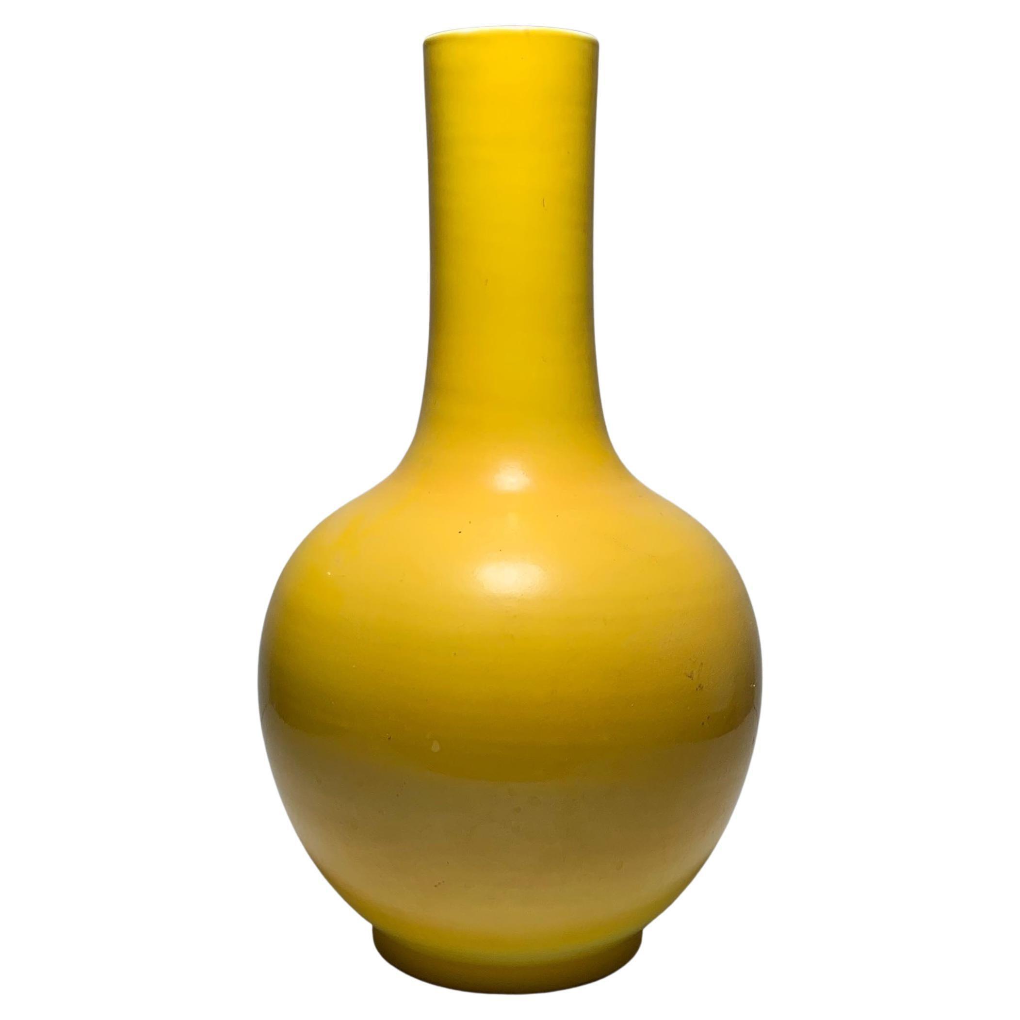 Lampe en céramique orientale vintage jaune du milieu du siècle en vente