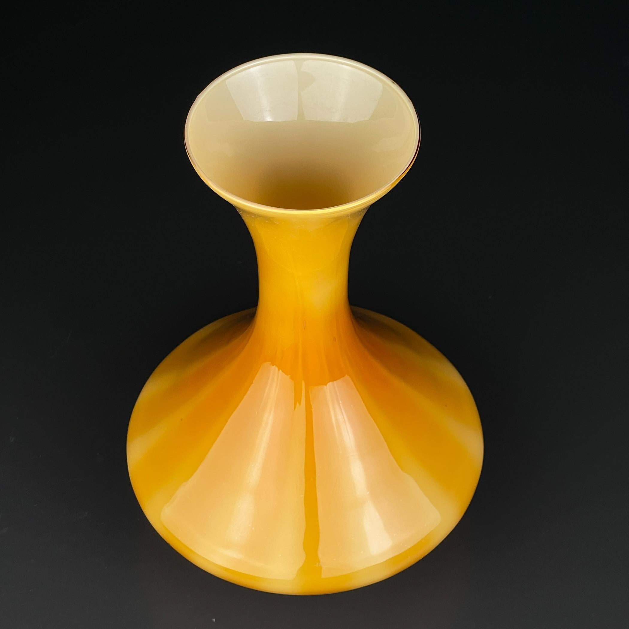 Gelbe Vintage Murano Vase, hergestellt in Italien in den 1970er Jahren.

Es ist sehr gut erhalten und weist die Patina auf, die man bei einem über 50 Jahre alten Glasobjekt erwartet.

Abmessungen:
Breite: 20 cm / 7,87 Zoll
Höhe: 28 cm / 11 Zoll

Wir