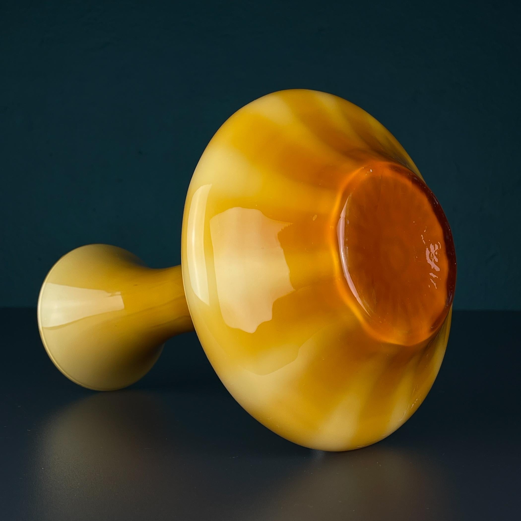 Gelbe Murano Vase, Italien 1970er (Moderne der Mitte des Jahrhunderts) im Angebot