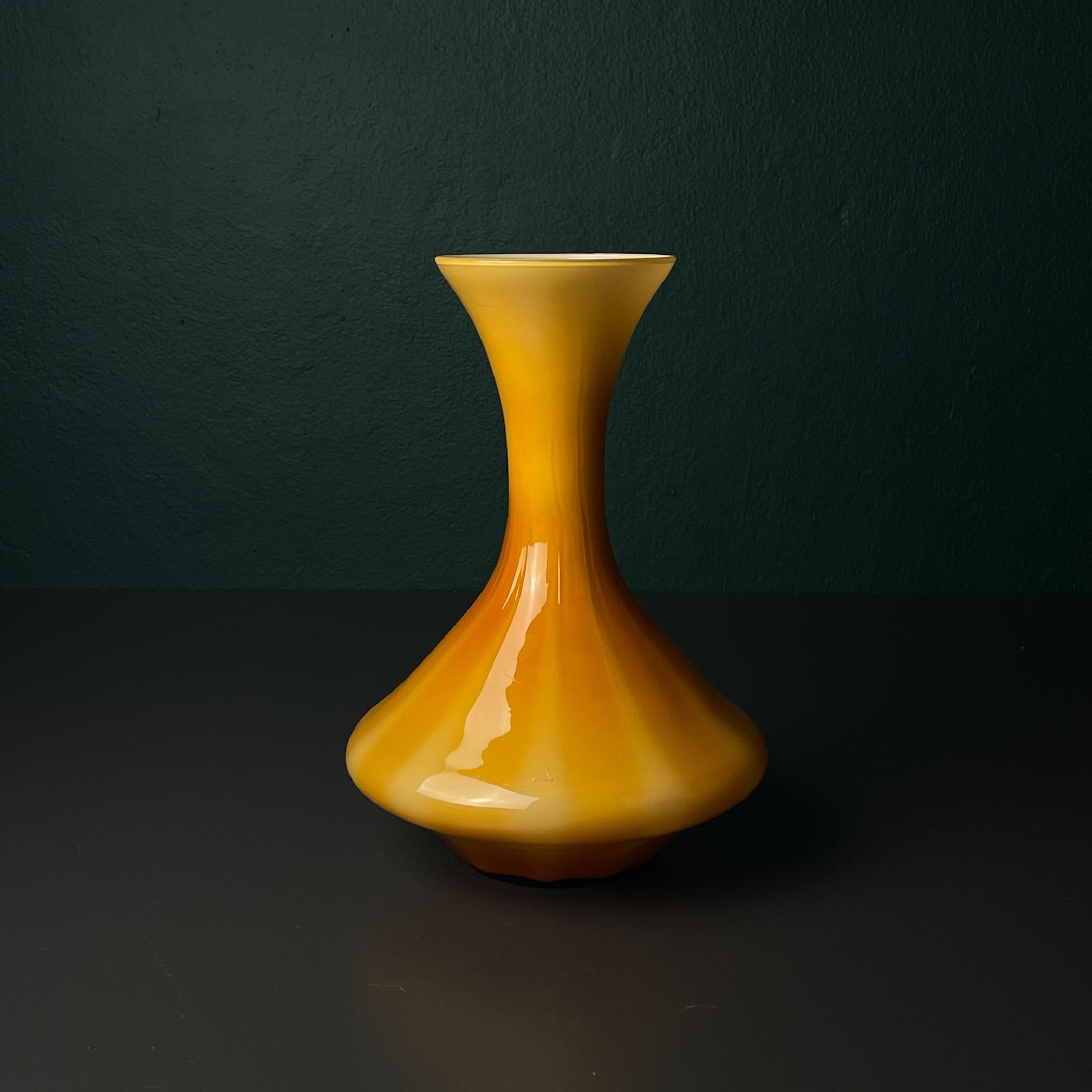 Gelbe Murano Vase, Italien 1970er (20. Jahrhundert) im Angebot