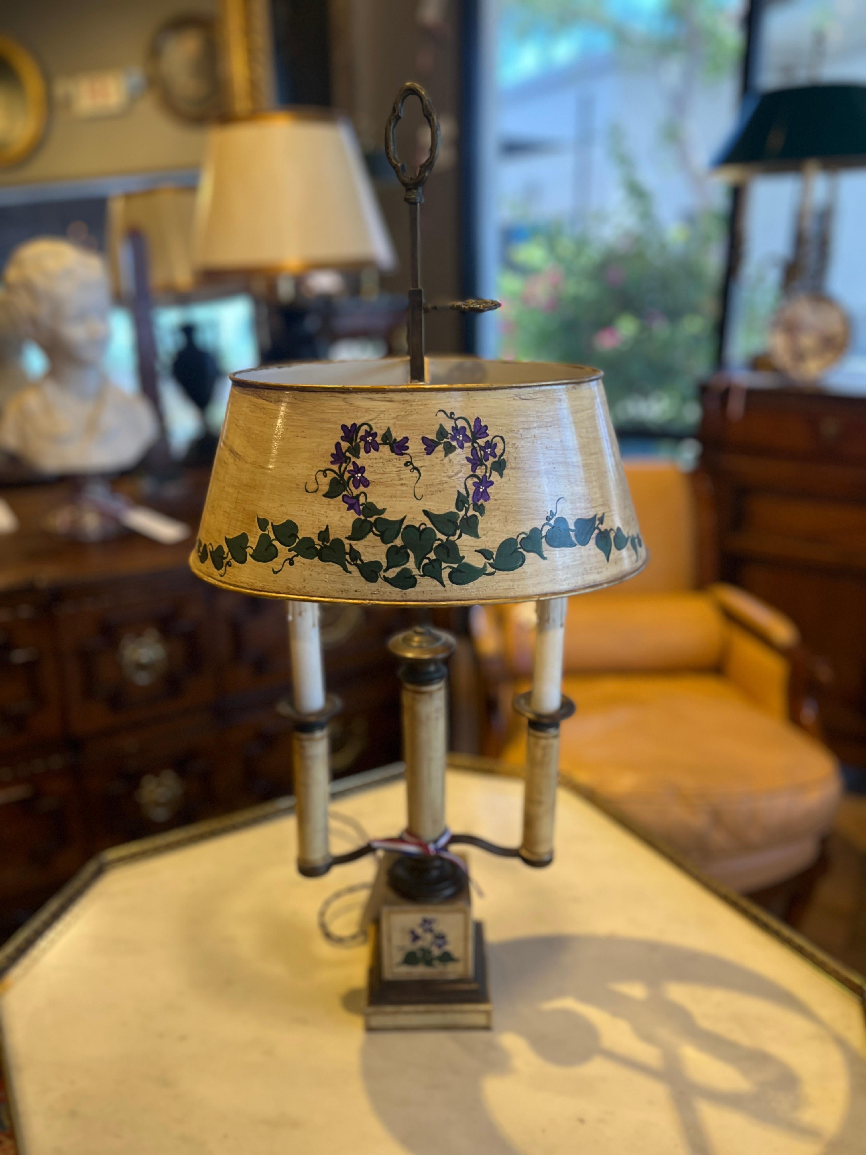 Lampe de table vintage peinte en jaune
Pièce unique achetée en France. Usure appropriée à l'âge, voir les photos détaillées ou nous envoyer un message avec des questions. 