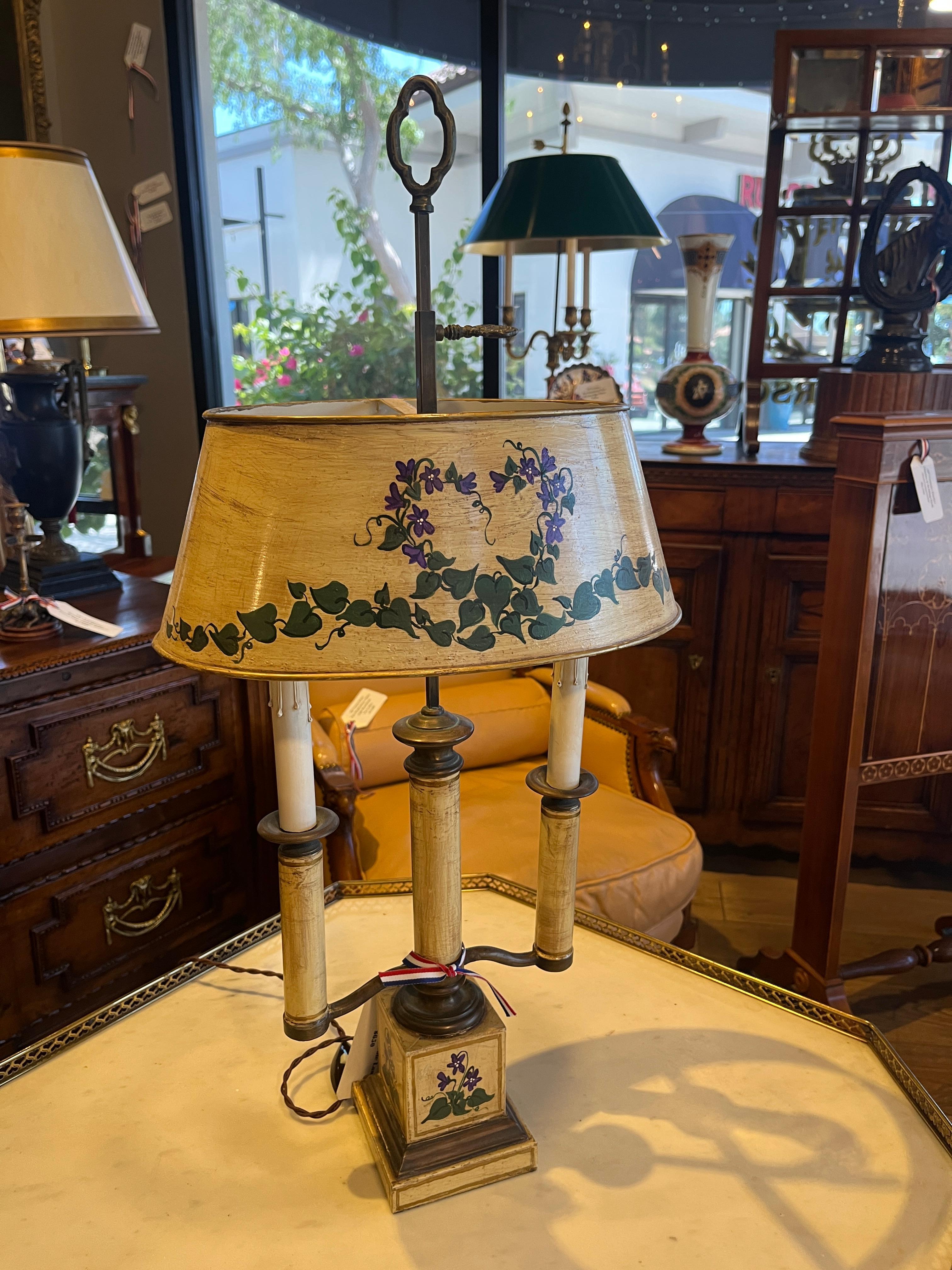 Provincial français Lampe de table vintage peinte en jaune en vente