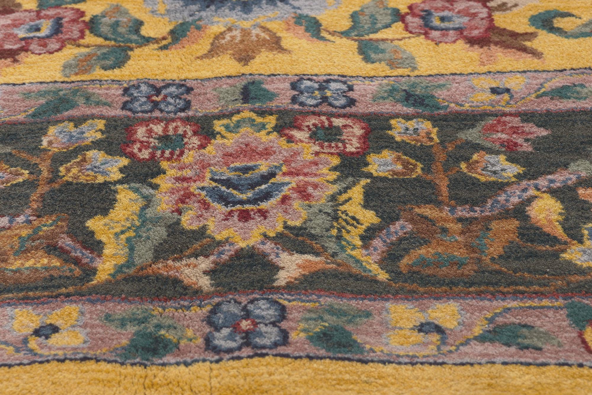 Gelber indischer Täbris-Teppich im Vintage-Stil mit englischem Landhaus- und Kunsthandwerksstil (Tabriz) im Angebot