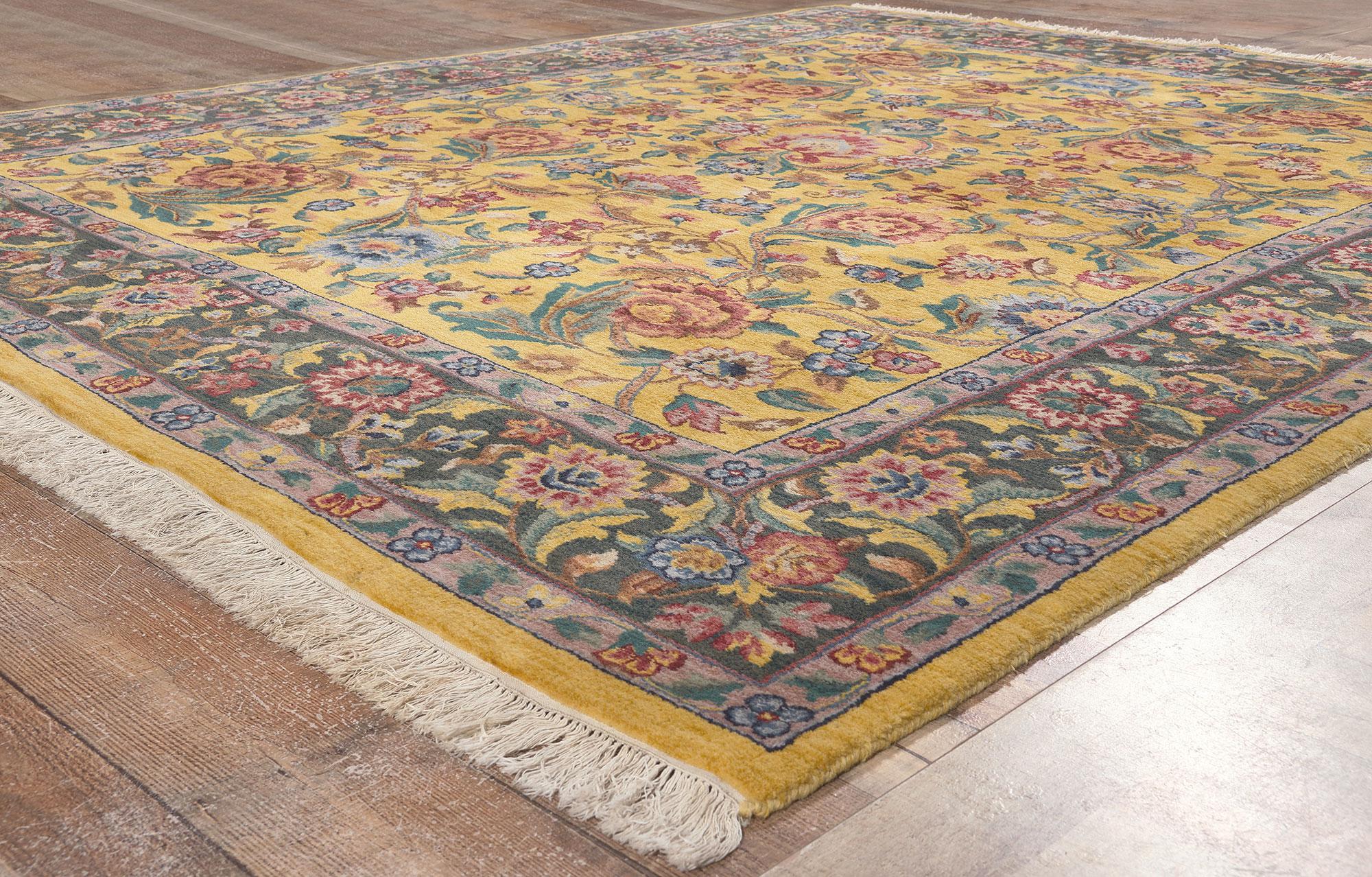 Gelber indischer Täbris-Teppich im Vintage-Stil mit englischem Landhaus- und Kunsthandwerksstil (Handgeknüpft) im Angebot