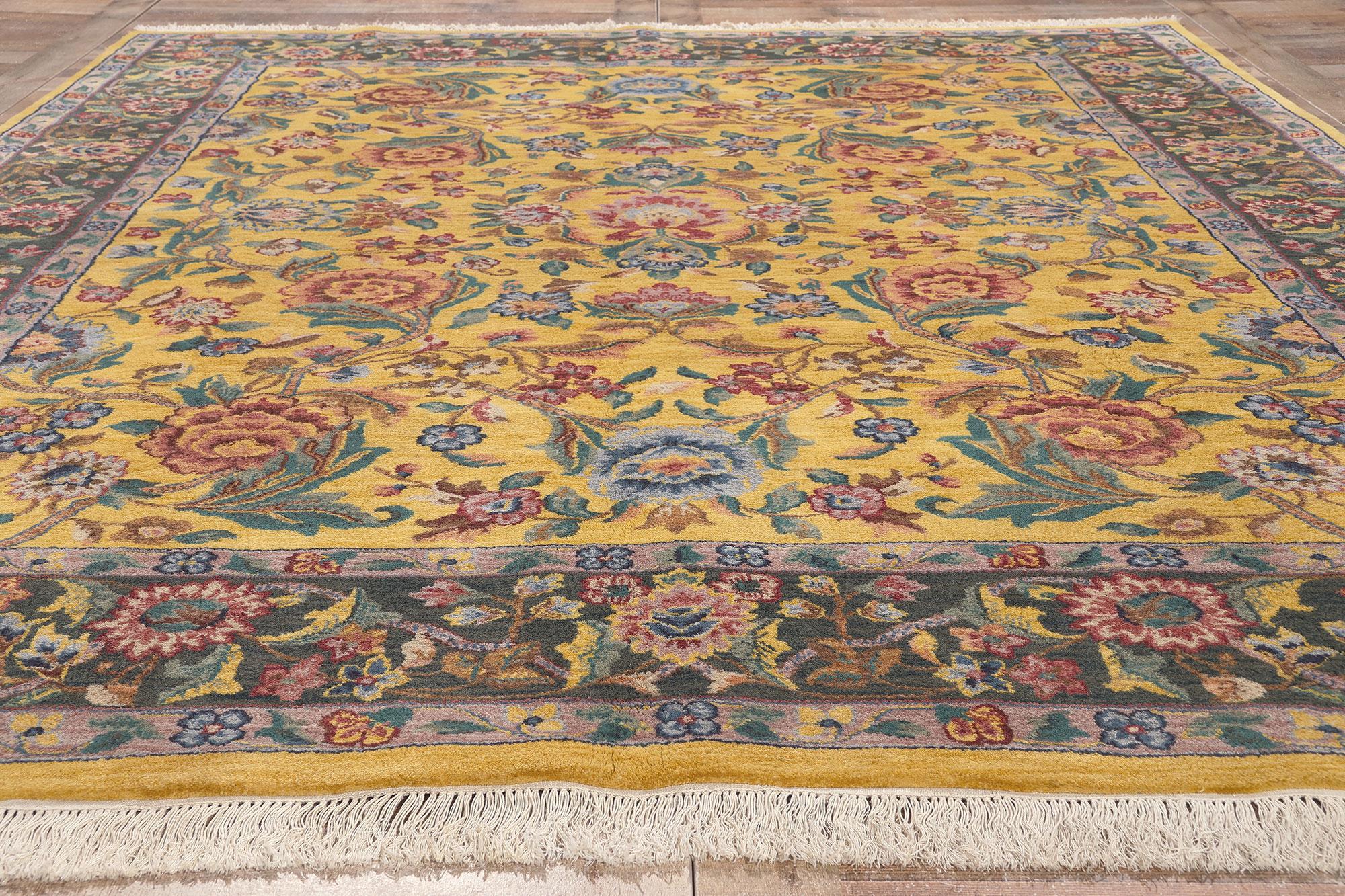 Gelber indischer Täbris-Teppich im Vintage-Stil mit englischem Landhaus- und Kunsthandwerksstil im Zustand „Gut“ im Angebot in Dallas, TX