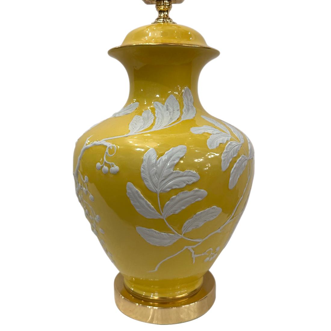 Lampe italienne en porcelaine émaillée jaune décorée de feuillages, datant des années 1960.

Mesures :
Hauteur du corps : 14
Hauteur jusqu'à l'appui de l'abat-jour : 23