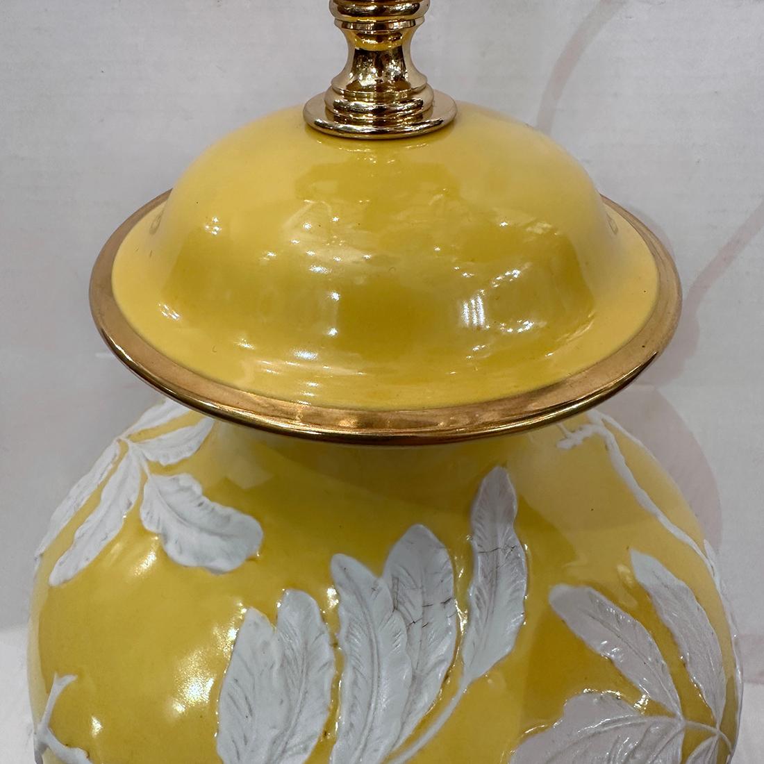 italien Lampe vintage en porcelaine jaune en vente