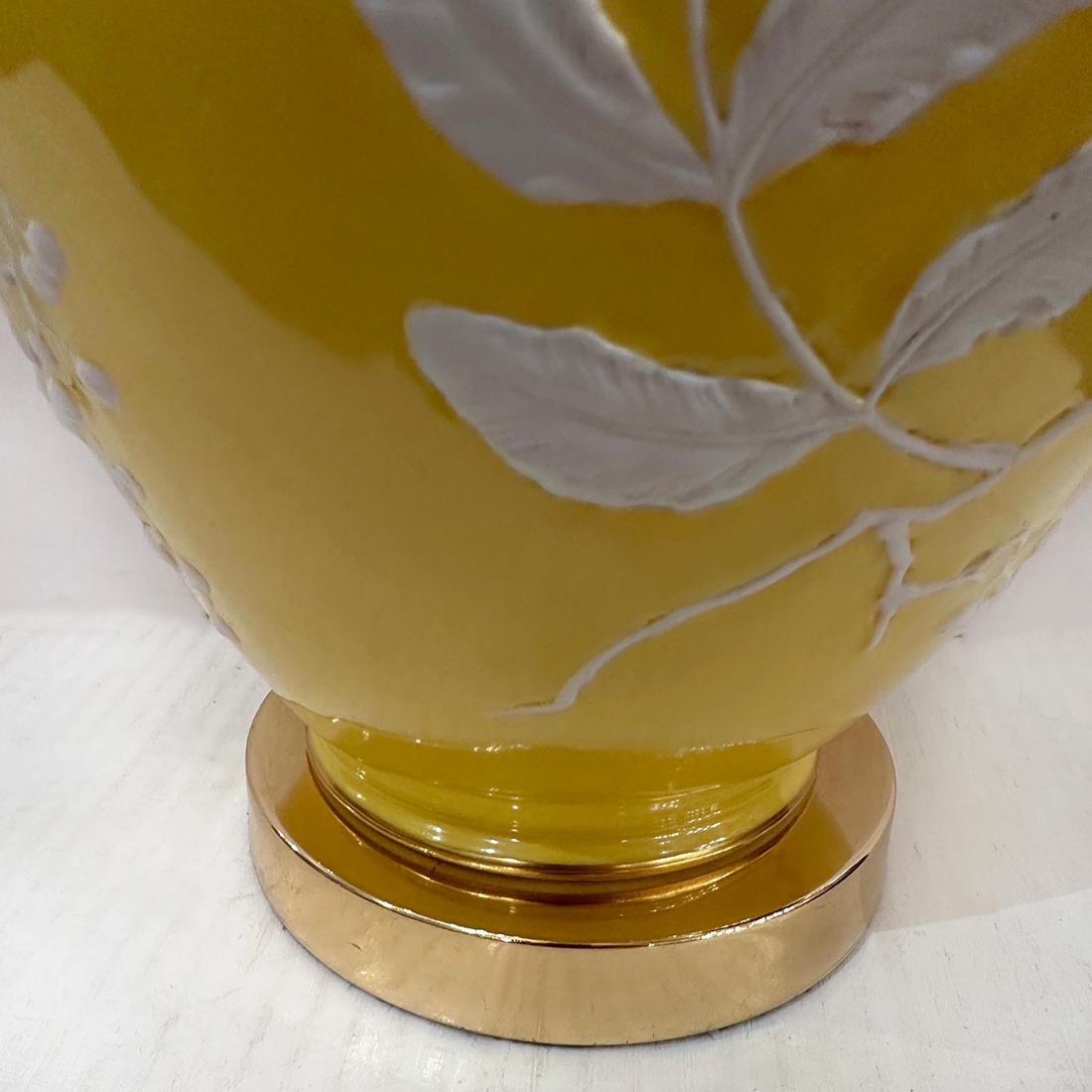 Lampe vintage en porcelaine jaune Bon état - En vente à New York, NY