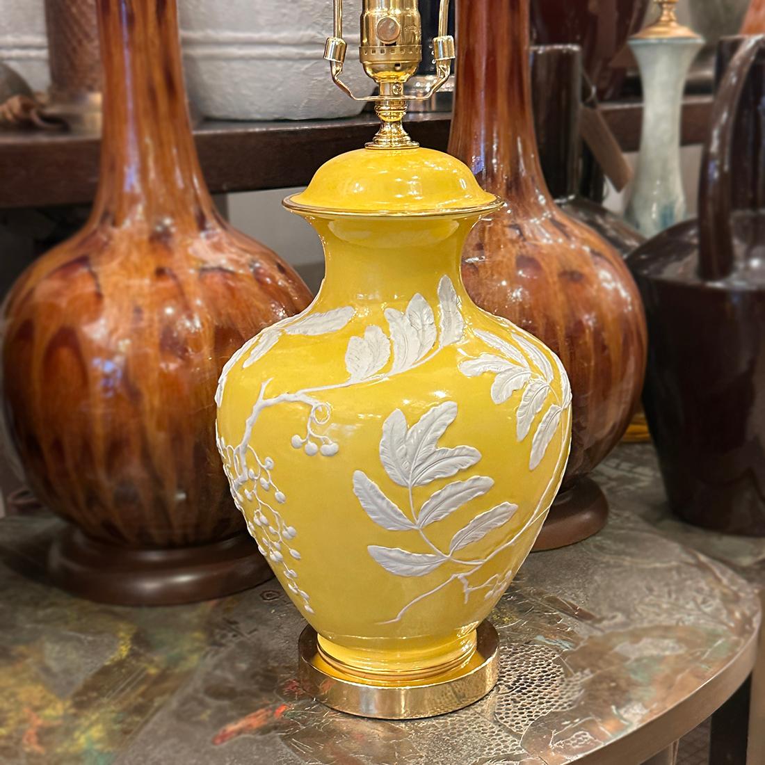 Milieu du XXe siècle Lampe vintage en porcelaine jaune en vente