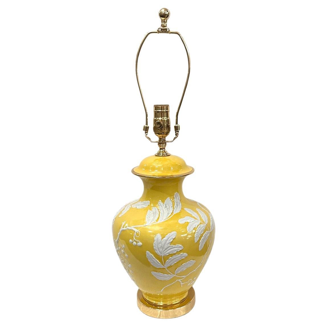 Lampe vintage en porcelaine jaune