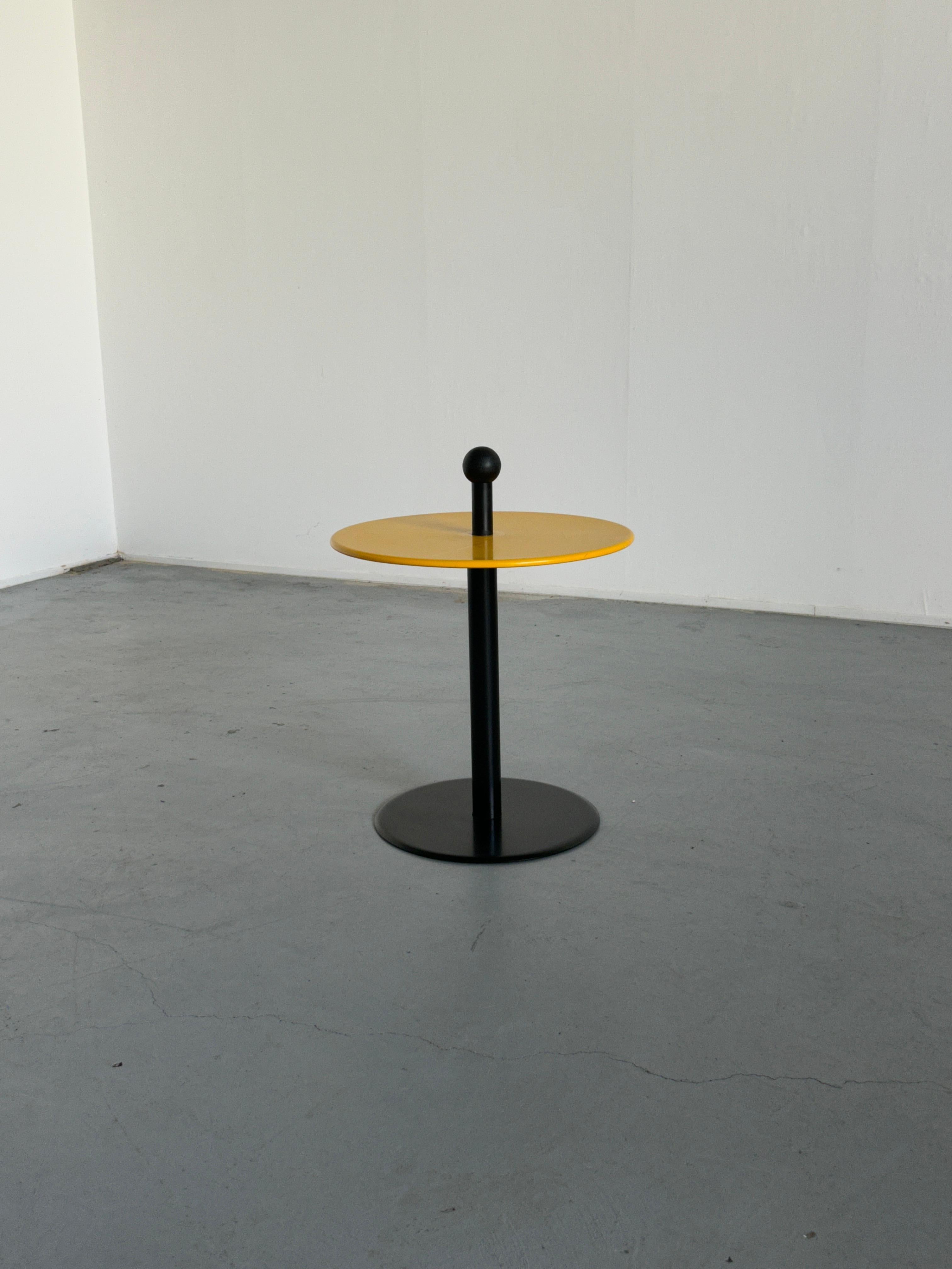 Postmoderne Table d'appoint jaune postmoderne Ikea, années 1980, Suède