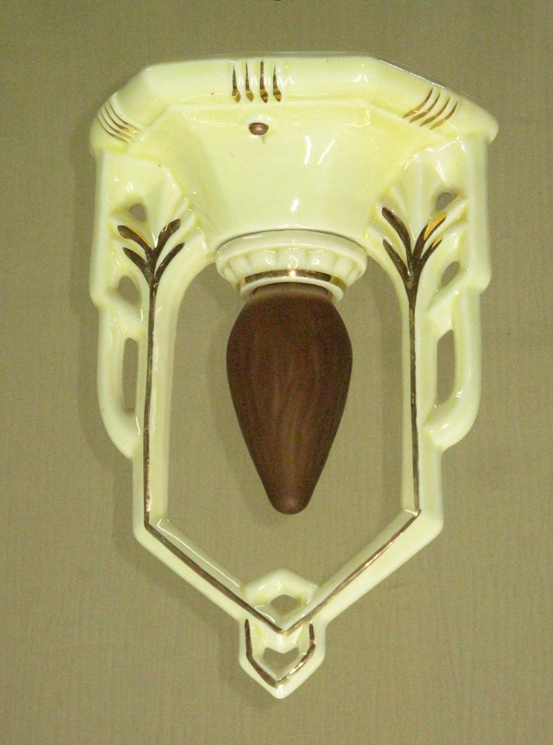 Plafonnier à une seule ampoule en porcelaine jaune Craftsman, d'inspiration déco des années 1930. Ces luminaires anciens sont très difficiles à trouver car ils sont si fragiles que la plupart d'entre eux n'ont pas survécu. À manipuler avec