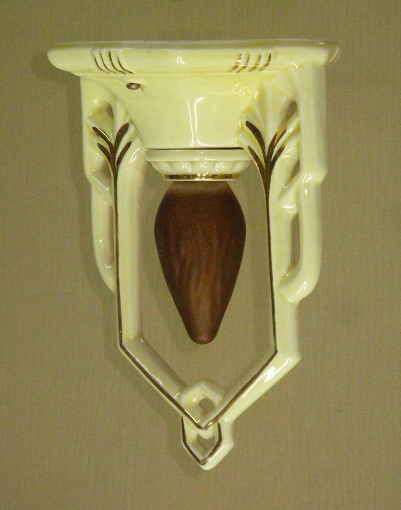American Craftsman Plafond en porcelaine jaune vintage pour salle d'eau en vente