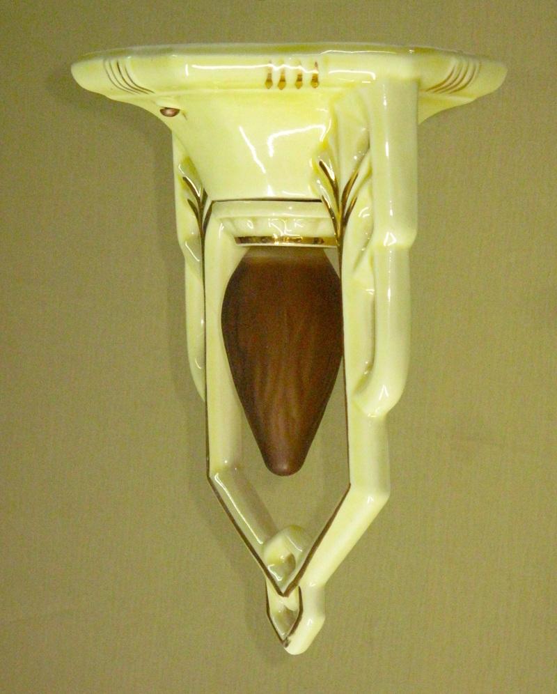Américain Plafond en porcelaine jaune vintage pour salle d'eau en vente