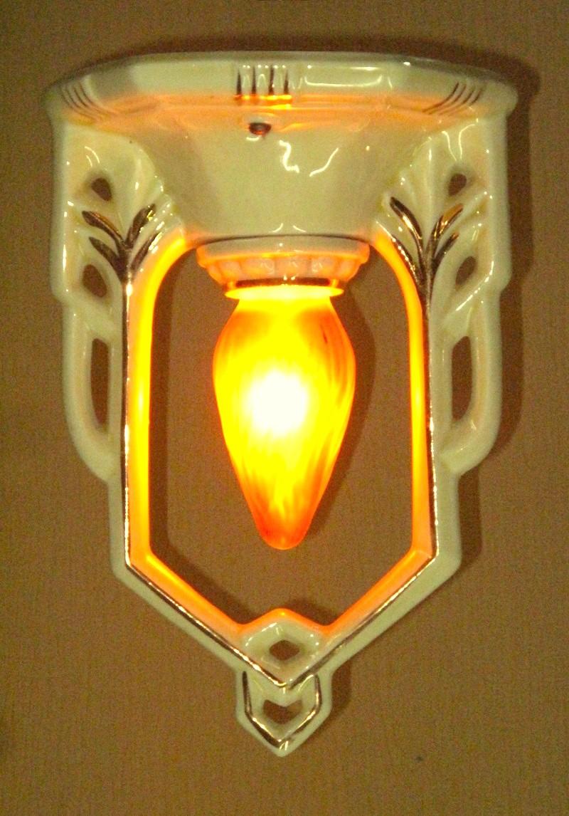Plafond en porcelaine jaune vintage pour salle d'eau Bon état - En vente à Prescott, US