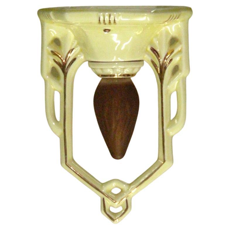 Plafoniera in porcellana gialla vintage per la toilette