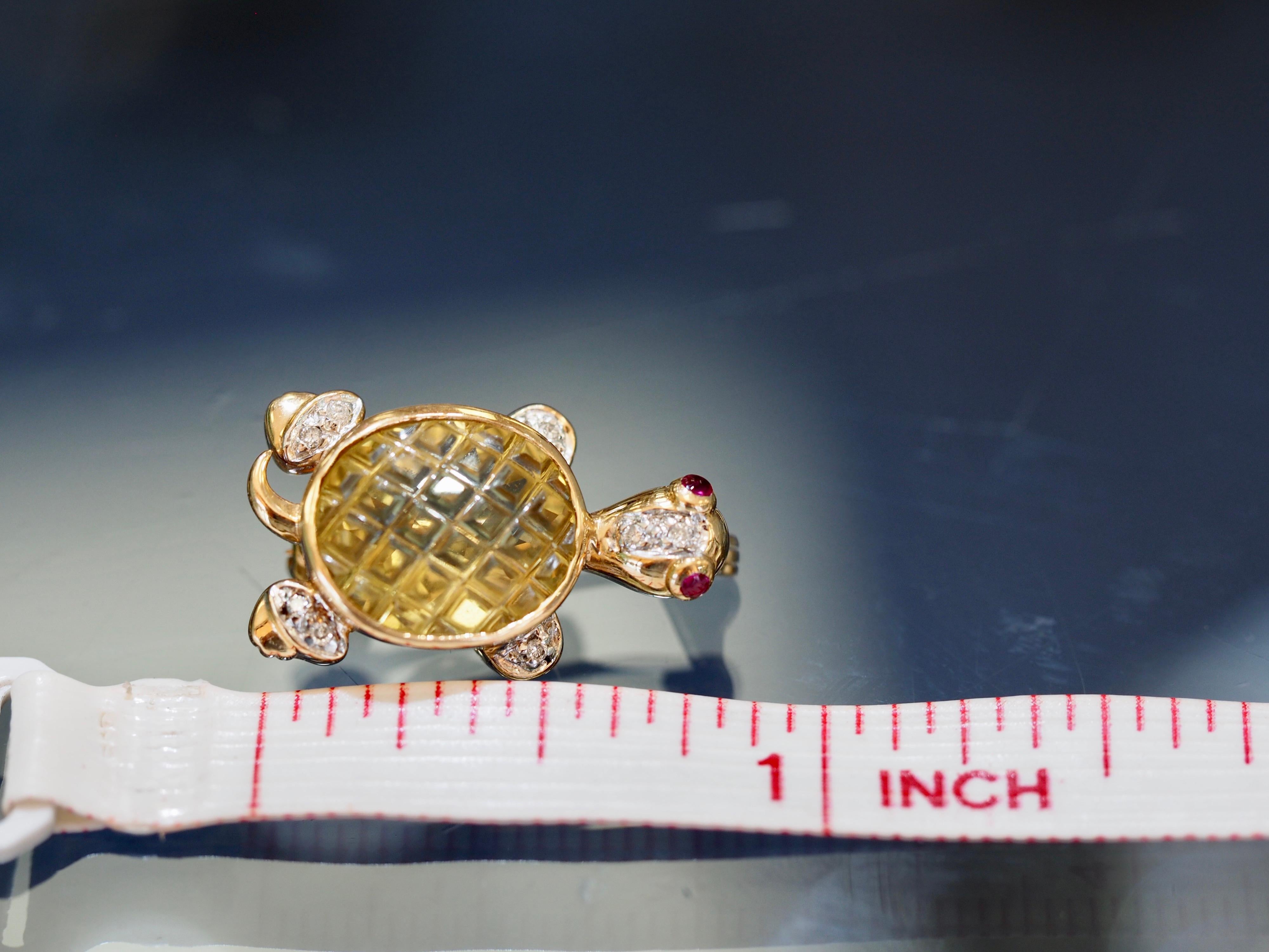 Broche vintage en or 14 carats sertie de quartz jaune, de diamants et de tortue en rubis Unisexe en vente