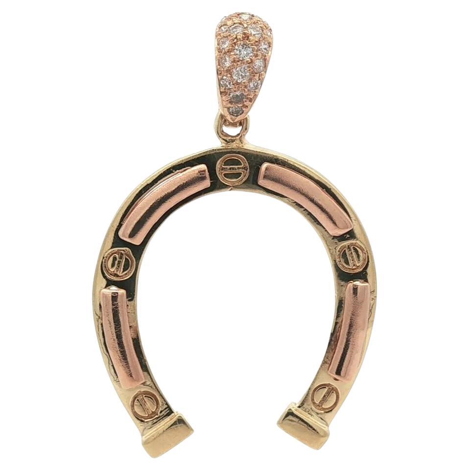 Ciondolo d'epoca in oro giallo e rosa con diamante da 0,20 carati, con chiodo a ferro di cavallo grande