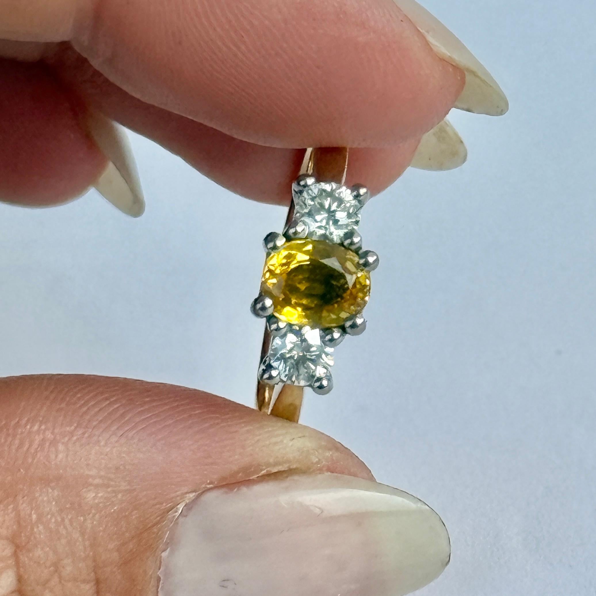 Questo anello è così bello, con uno zaffiro giallo da 60pt al centro e un diamante da 20pt ai lati. 

Misura dell'anello: P & A 7 3/4 
Altezza dal dito: 6 mm

Peso: 4g