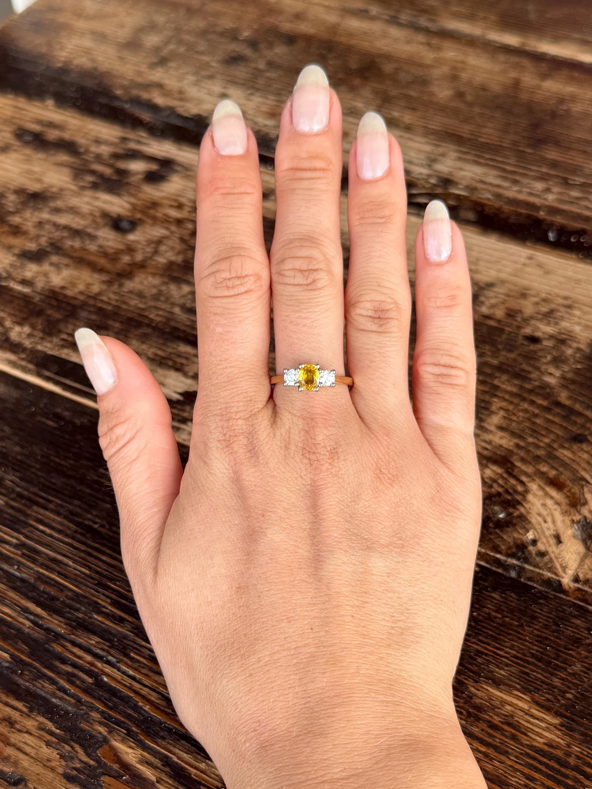 Anello d'epoca con tre pietre in oro 18 carati, zaffiri gialli e diamanti In condizioni buone in vendita a Chipping Campden, GB