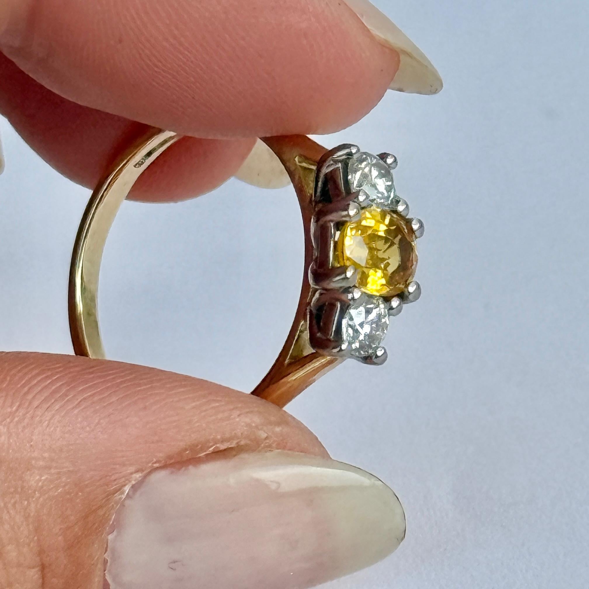 da uomo o donna Anello d'epoca con tre pietre in oro 18 carati, zaffiri gialli e diamanti in vendita