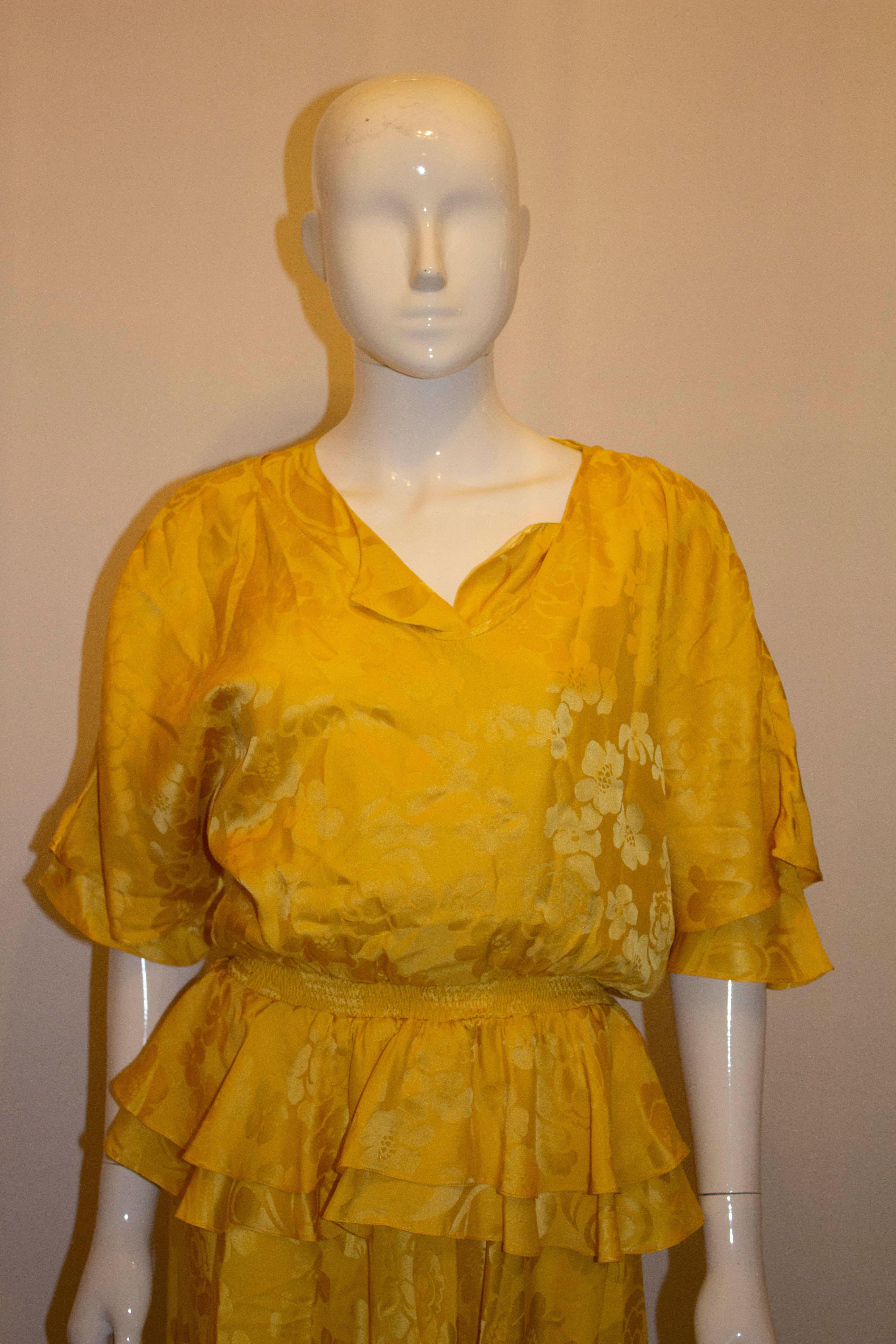 Jaune VIntage Yellow  Robe en pallant de soie  en vente