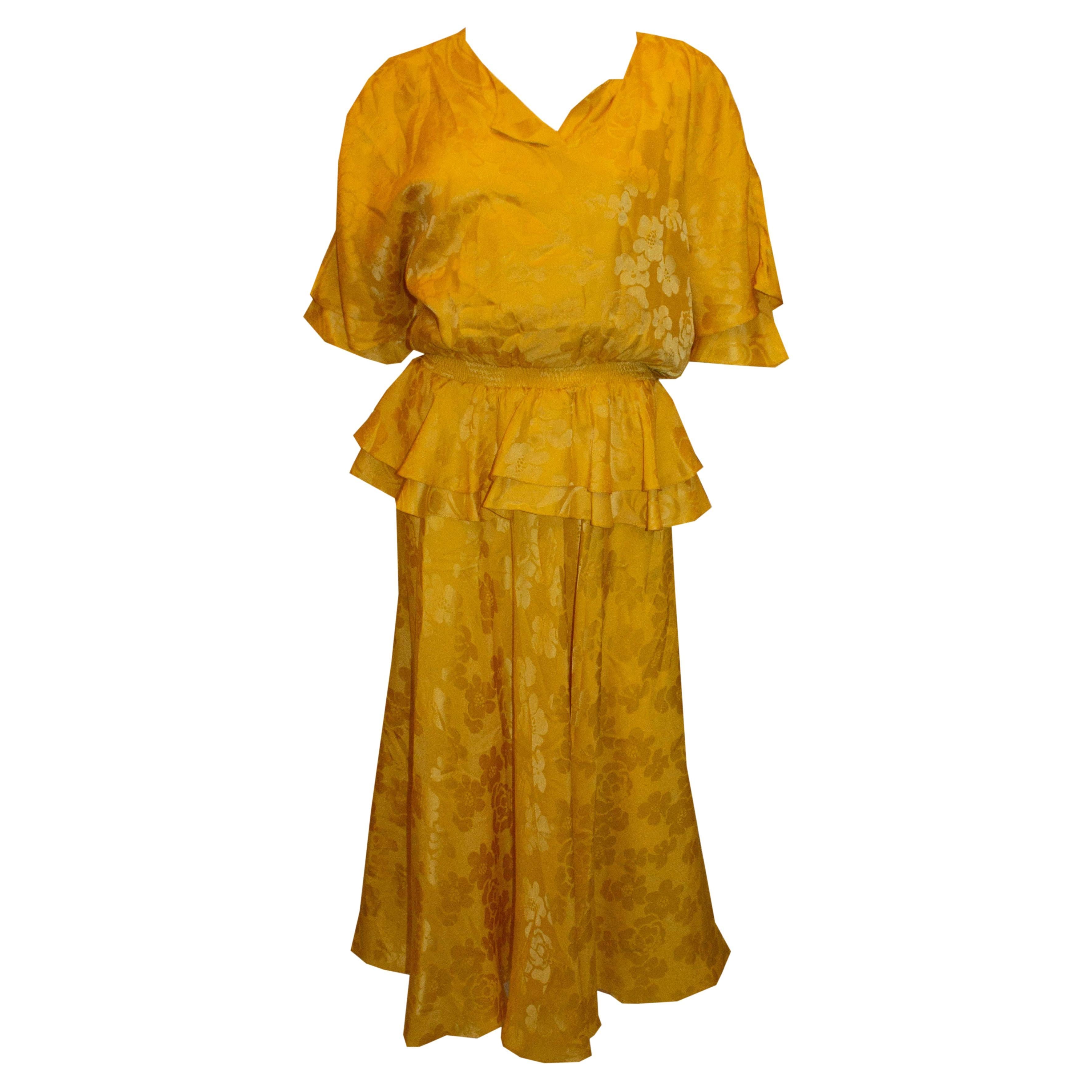 VIntage Yellow  Robe en pallant de soie  en vente