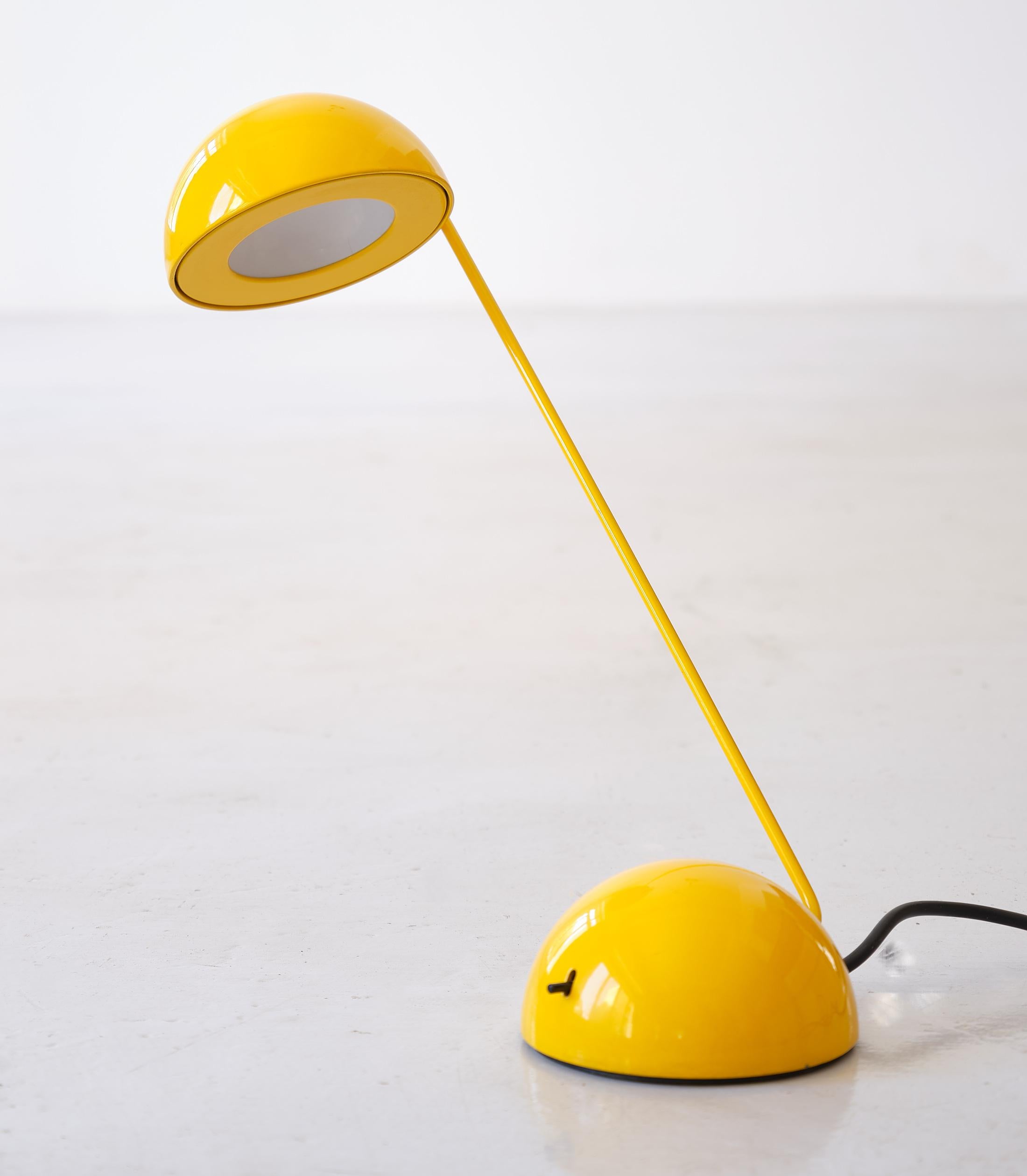 Barbieri & Marianelli ‘Bikini’ table lamps for Tronconi.
Manufactured in Italy during the 1980s

Rod and hat of this lamp can be placed in different positions


Original working wire.