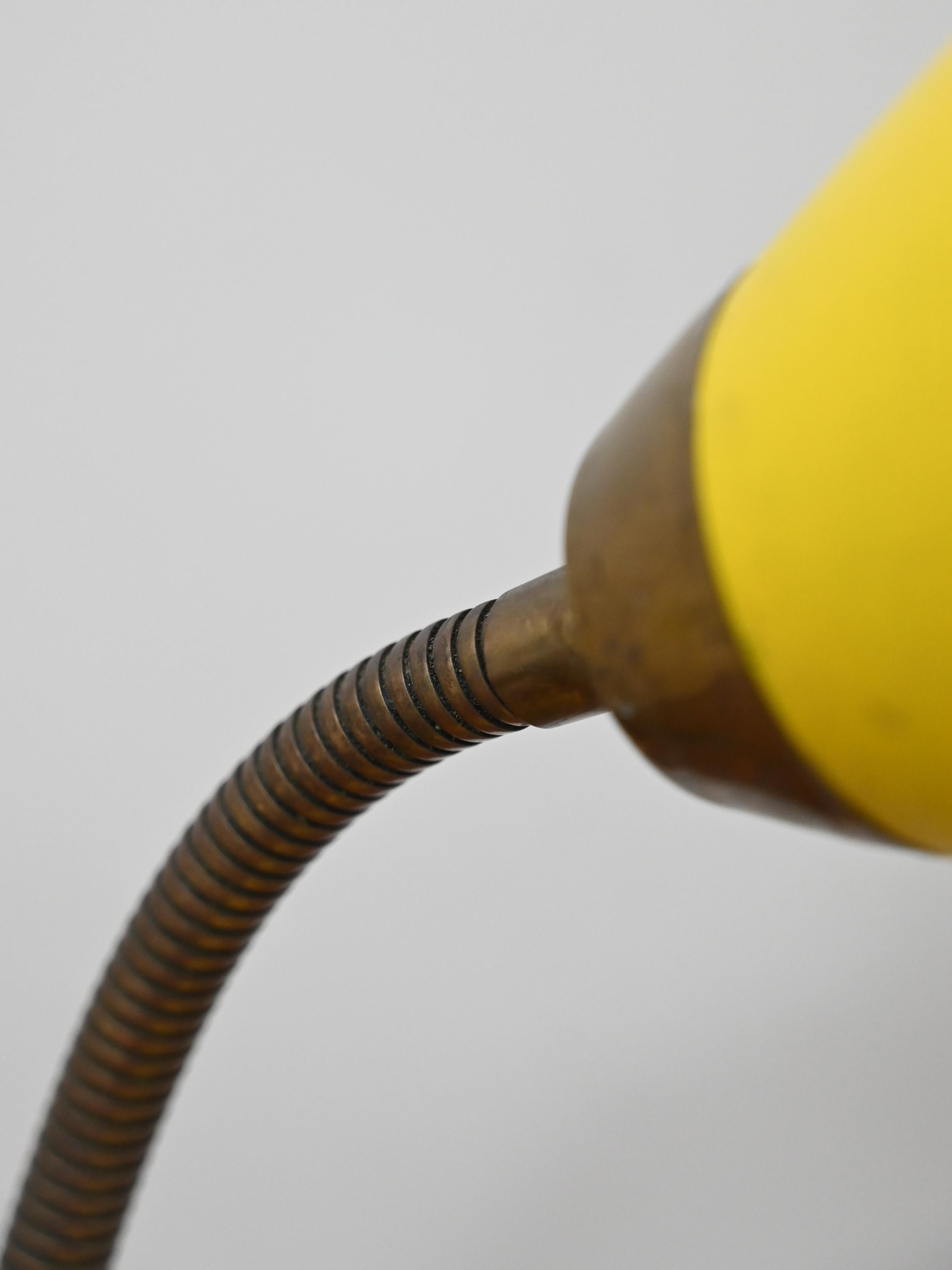Scandinave Lampe de table jaune vintage en vente