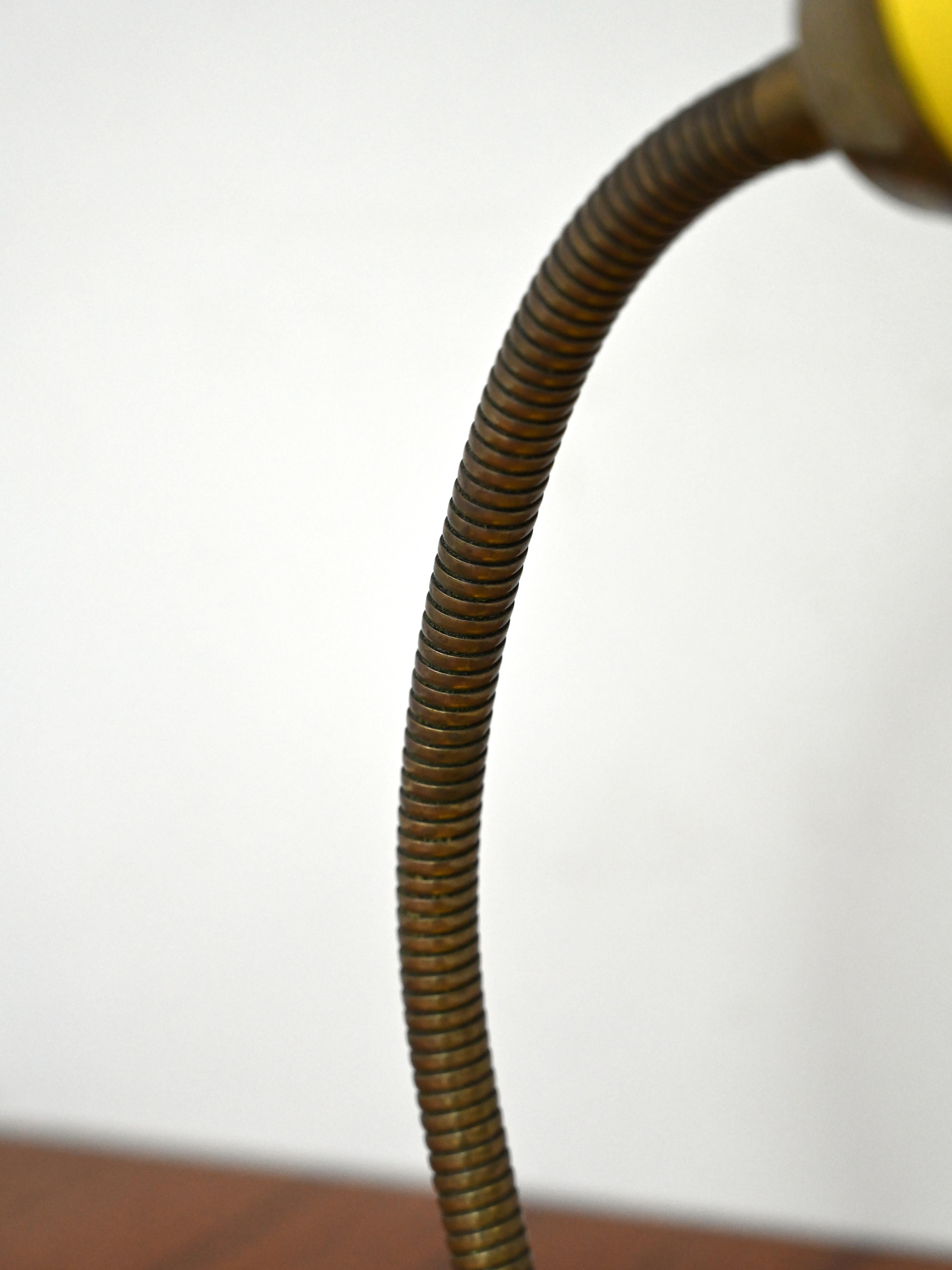 Milieu du XXe siècle Lampe de table jaune vintage en vente