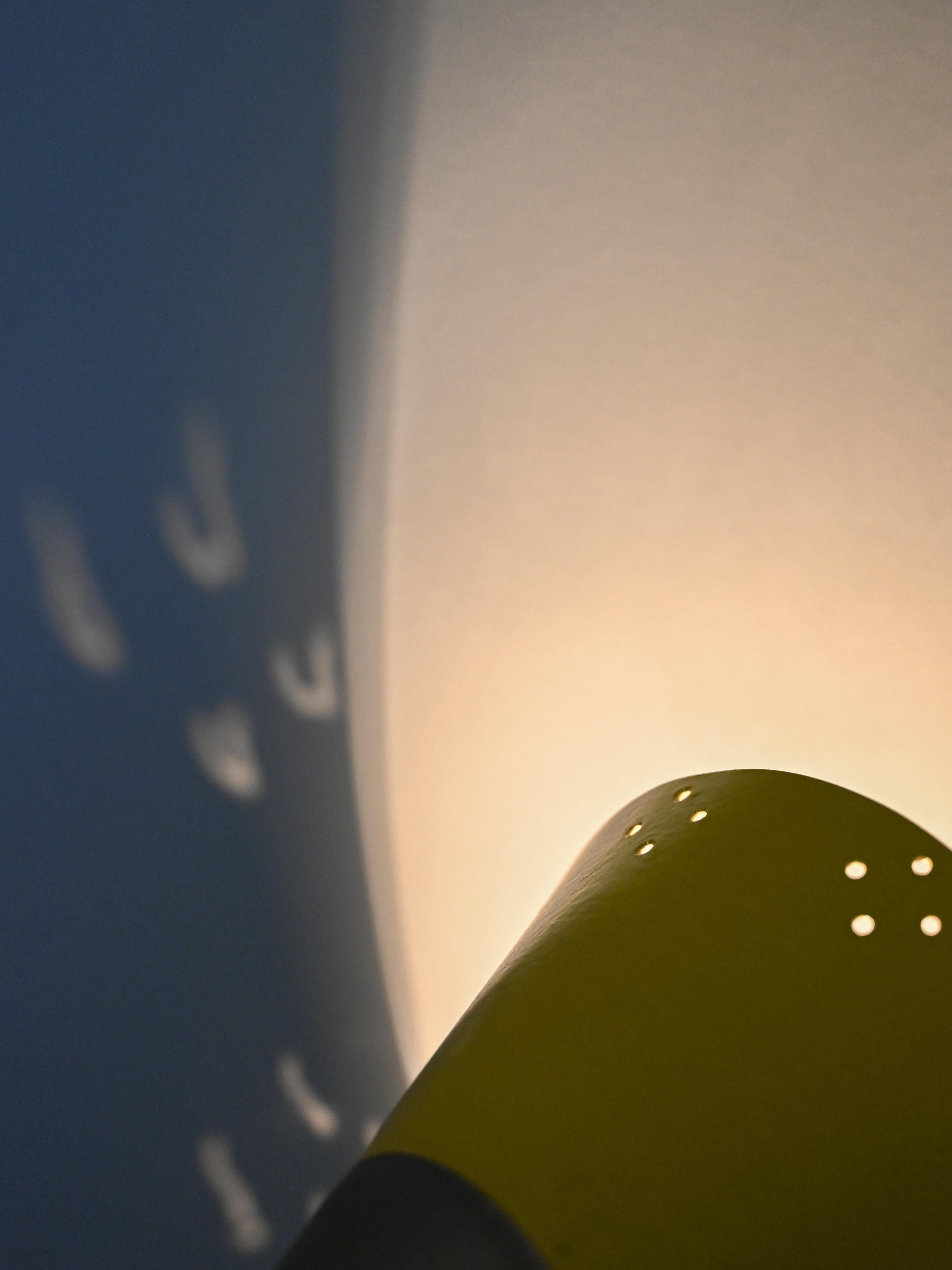 Métal Lampe de table jaune vintage en vente
