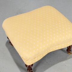 Gelber gepolsterter Vintage-Ottoman mit Rollen