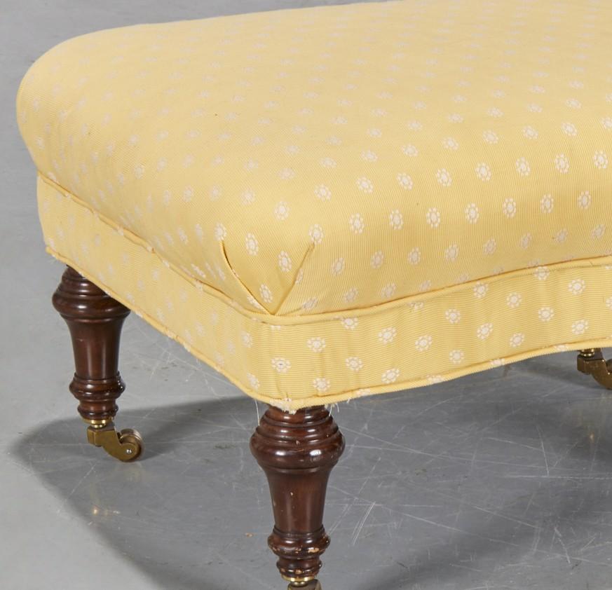 Otomana Tapizada Amarillo Vintage con Ruedas Provincial francés en venta