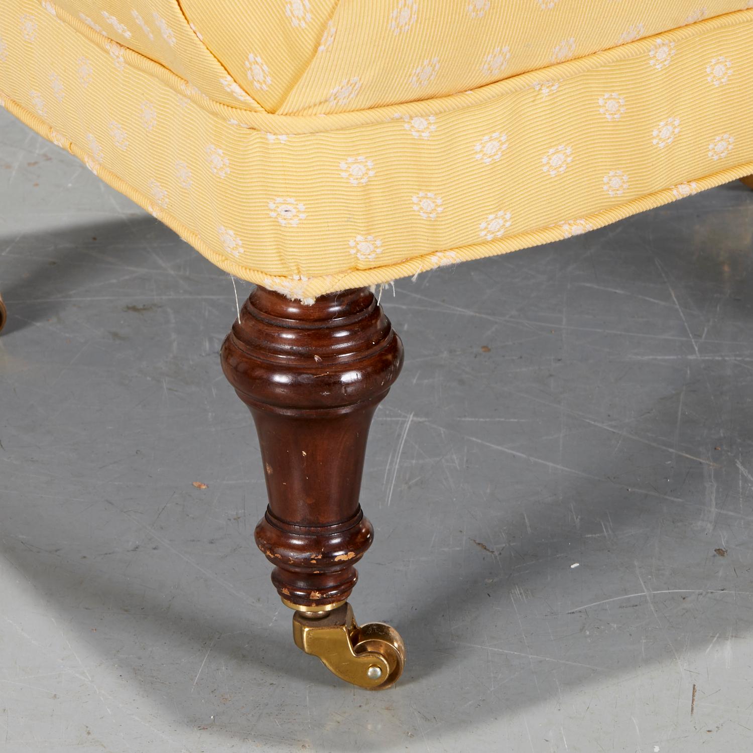 Otomana Tapizada Amarillo Vintage con Ruedas Hecho a mano en venta