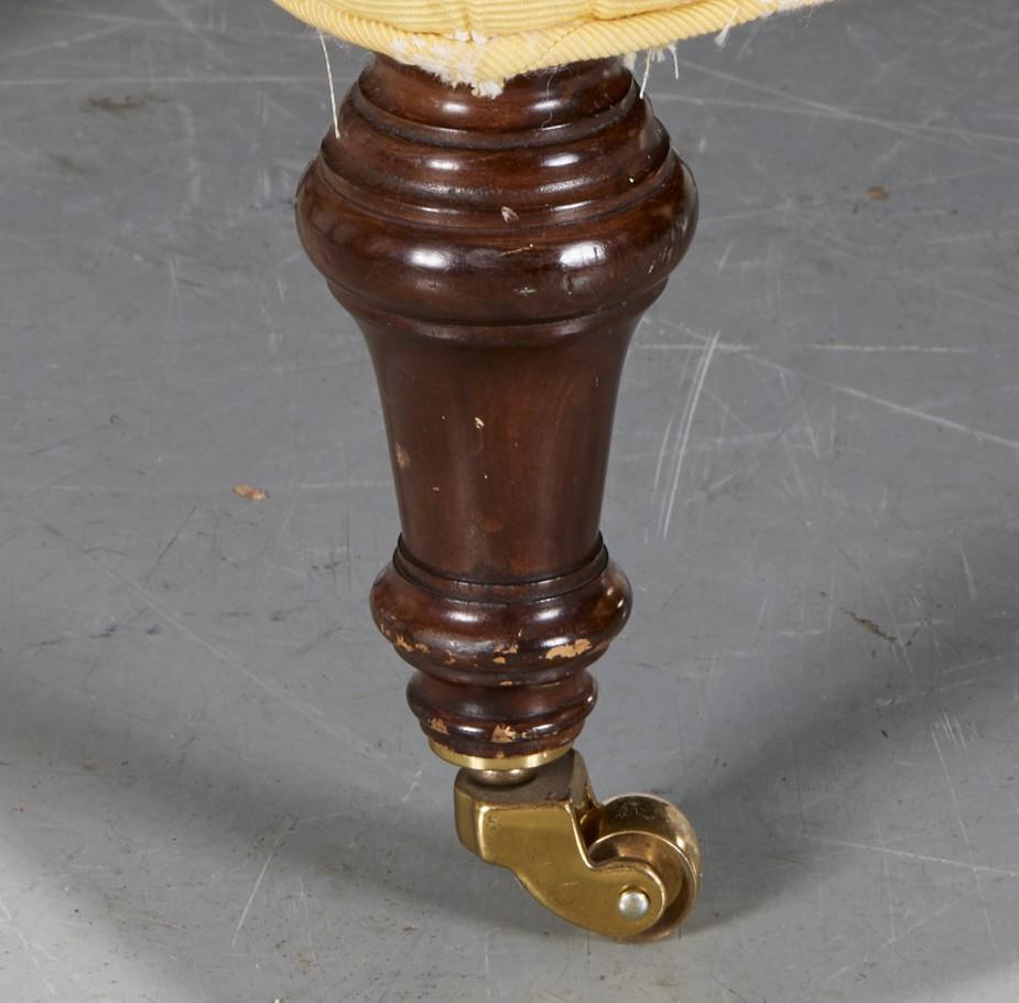 Otomana Tapizada Amarillo Vintage con Ruedas en Bueno estado para la venta en Morristown, NJ