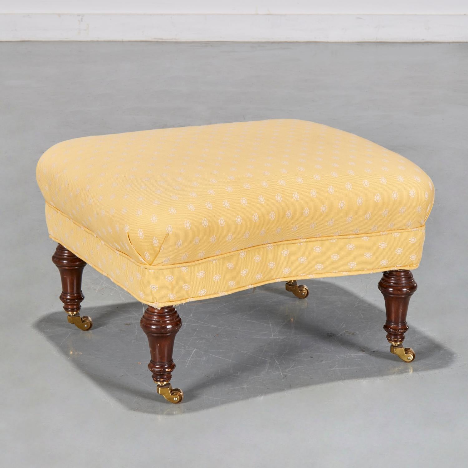 Otomana Tapizada Amarillo Vintage con Ruedas Latón en venta