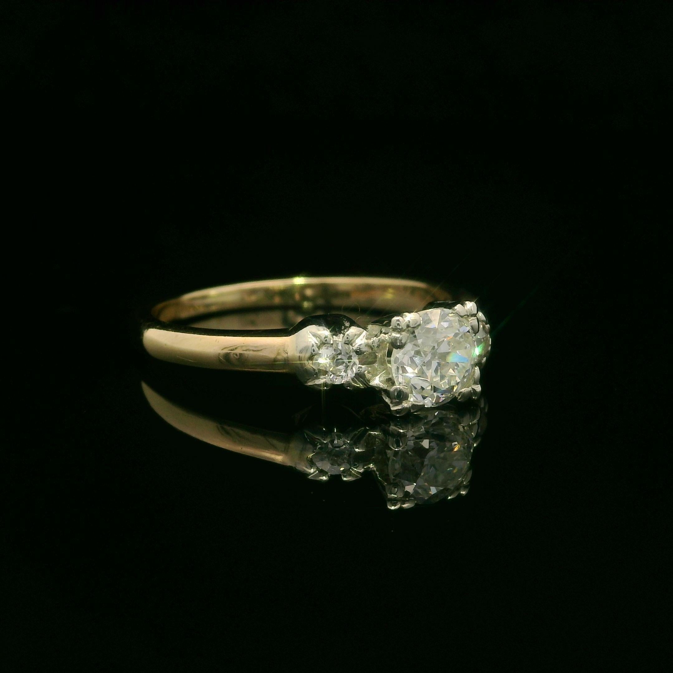 Taglio vecchia miniera Anello di fidanzamento o di promessa in oro giallo e bianco vintage con diamante taglio vecchio da 0,56 ct. in vendita