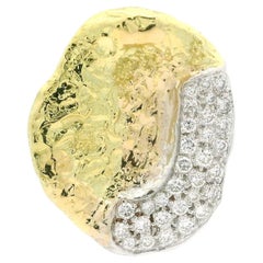 Colgante Brutalista Vintage de Oro Amarillo y Blanco con Pepita de Diamante Pave de 1ctw y Forma Libre