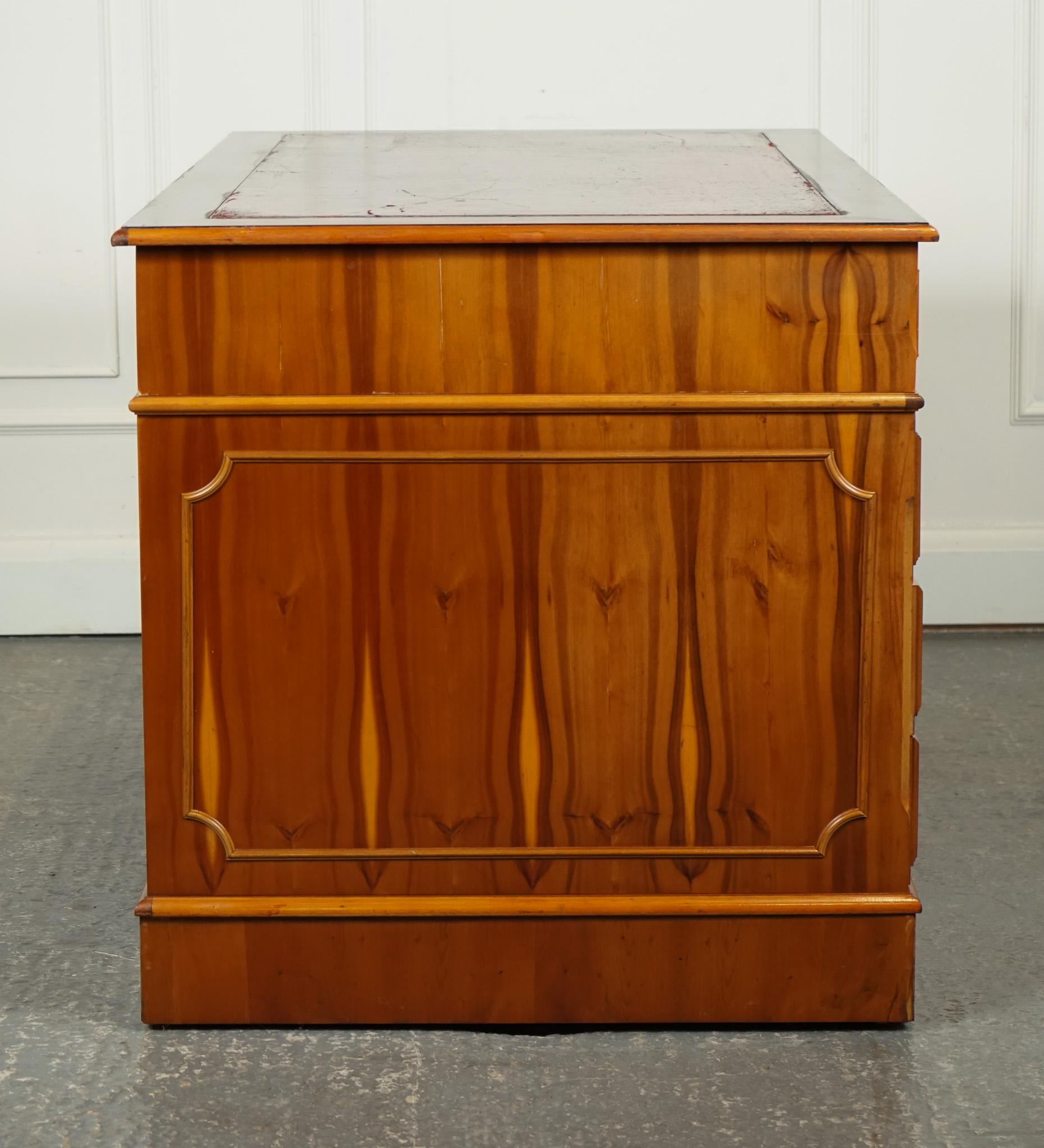 VINTAGE YEW TWIN PEDESTAL DESK WiTH BURGUNDY LEATHER TOP J1 en venta 3