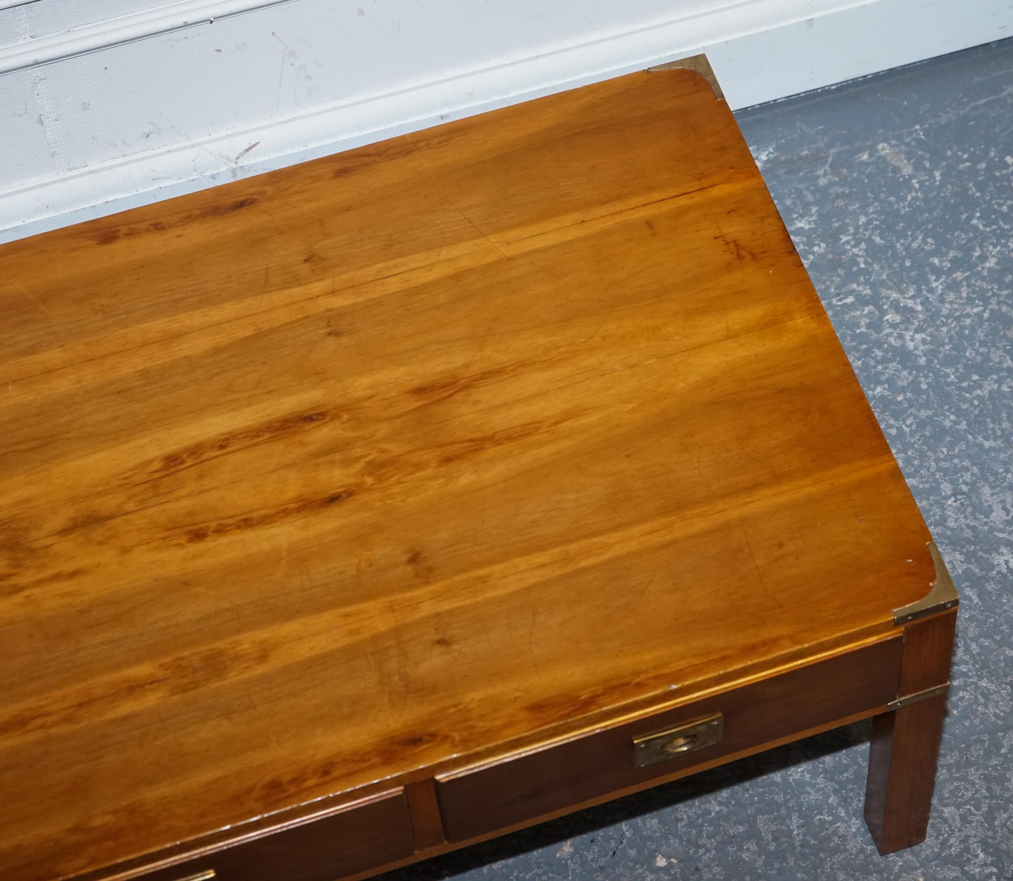 TABLE A CAFÉ 3 Tiroirs CAMPAiGN MILITAIRE VINTAGE EN BOIS D'ACIER BRAS en vente 3