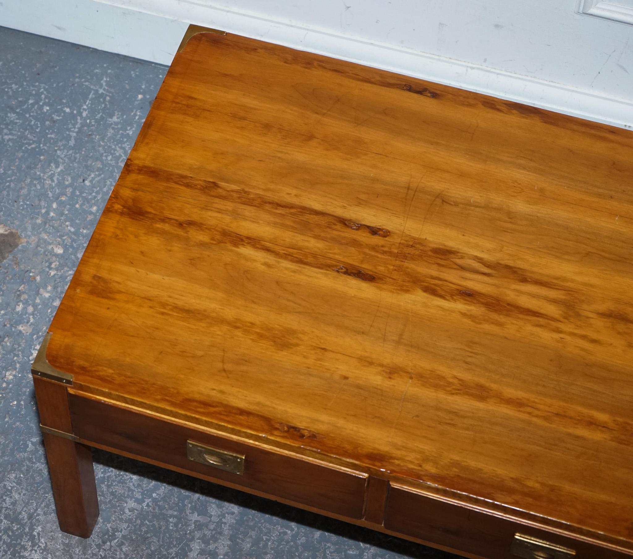 TABLE A CAFÉ 3 Tiroirs CAMPAiGN MILITAIRE VINTAGE EN BOIS D'ACIER BRAS en vente 4