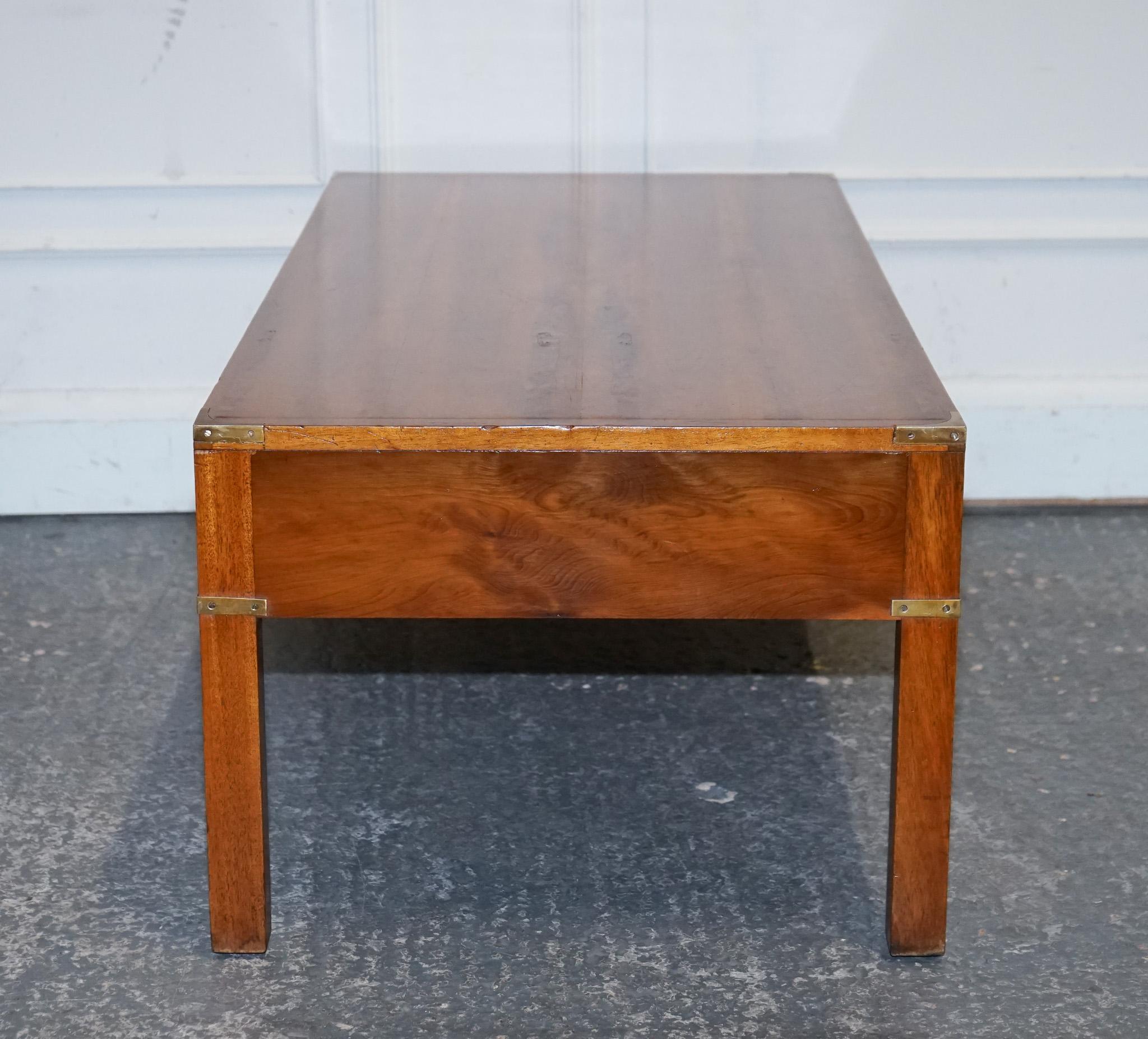 TABLE A CAFÉ 3 Tiroirs CAMPAiGN MILITAIRE VINTAGE EN BOIS D'ACIER BRAS en vente 5