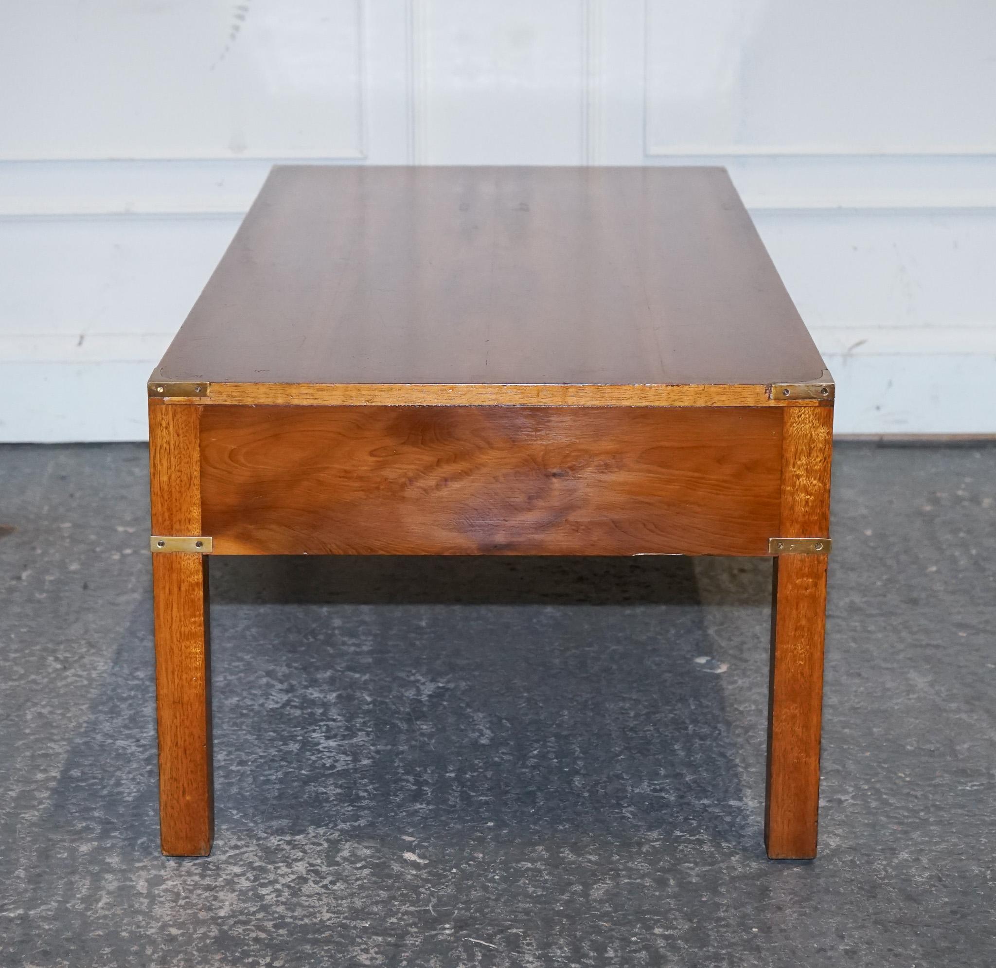 TABLE A CAFÉ 3 Tiroirs CAMPAiGN MILITAIRE VINTAGE EN BOIS D'ACIER BRAS en vente 6