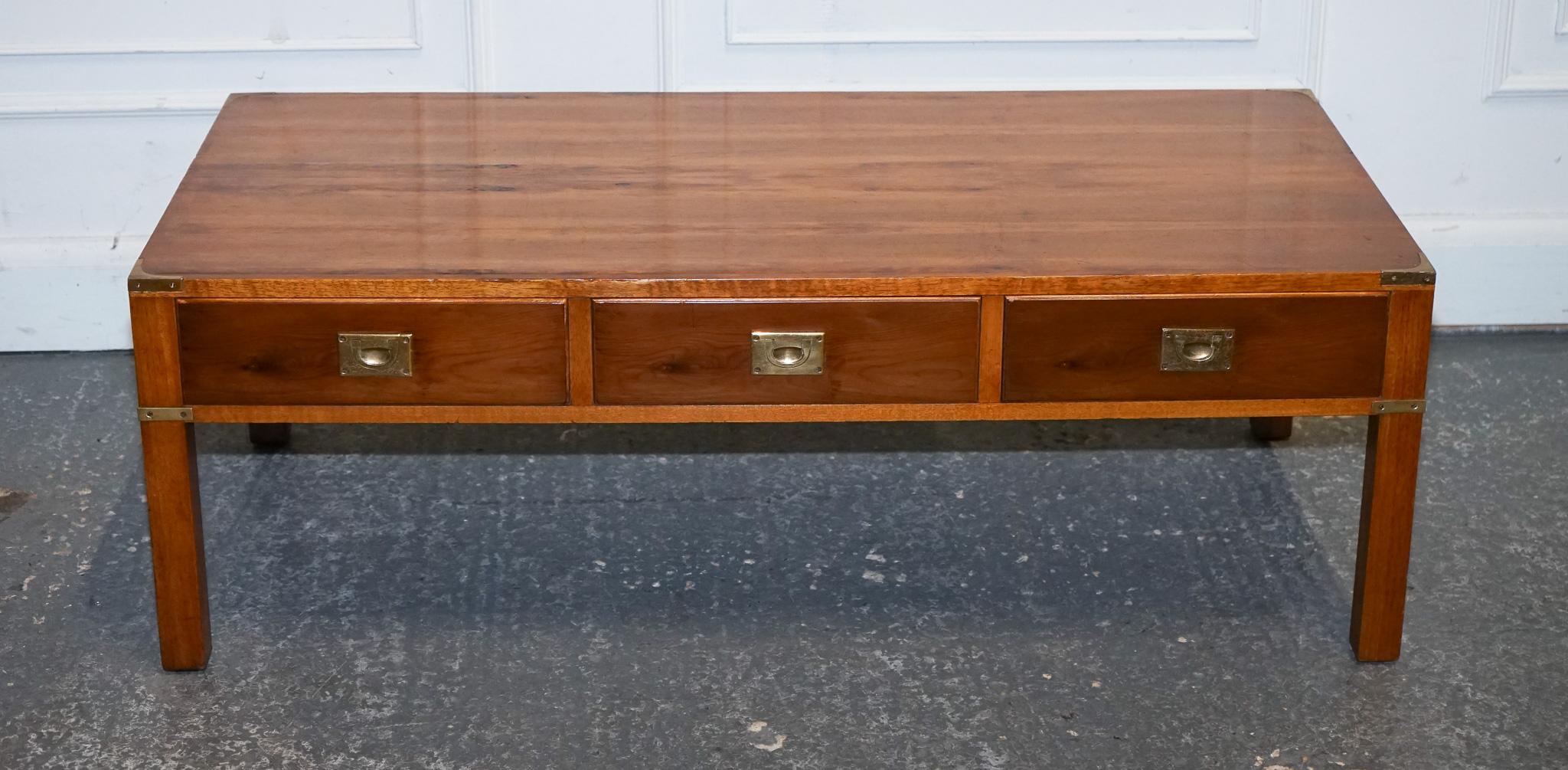 Britannique TABLE A CAFÉ 3 Tiroirs CAMPAiGN MILITAIRE VINTAGE EN BOIS D'ACIER BRAS en vente