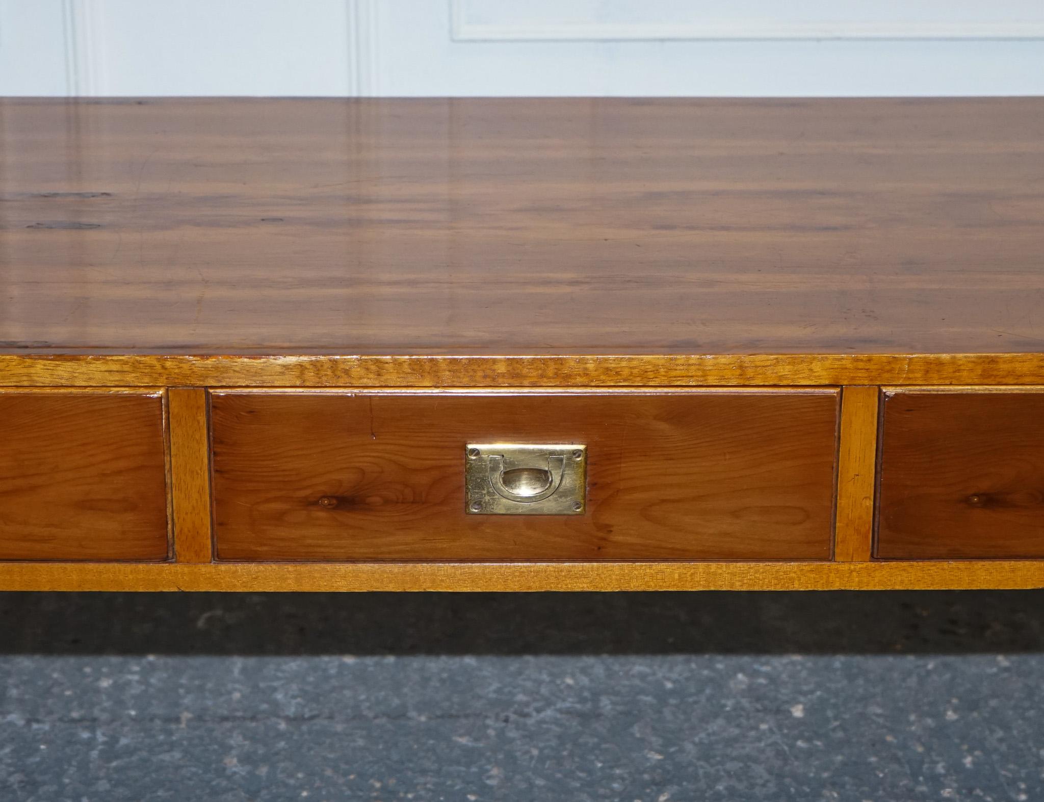 TABLE A CAFÉ 3 Tiroirs CAMPAiGN MILITAIRE VINTAGE EN BOIS D'ACIER BRAS Bon état - En vente à Pulborough, GB