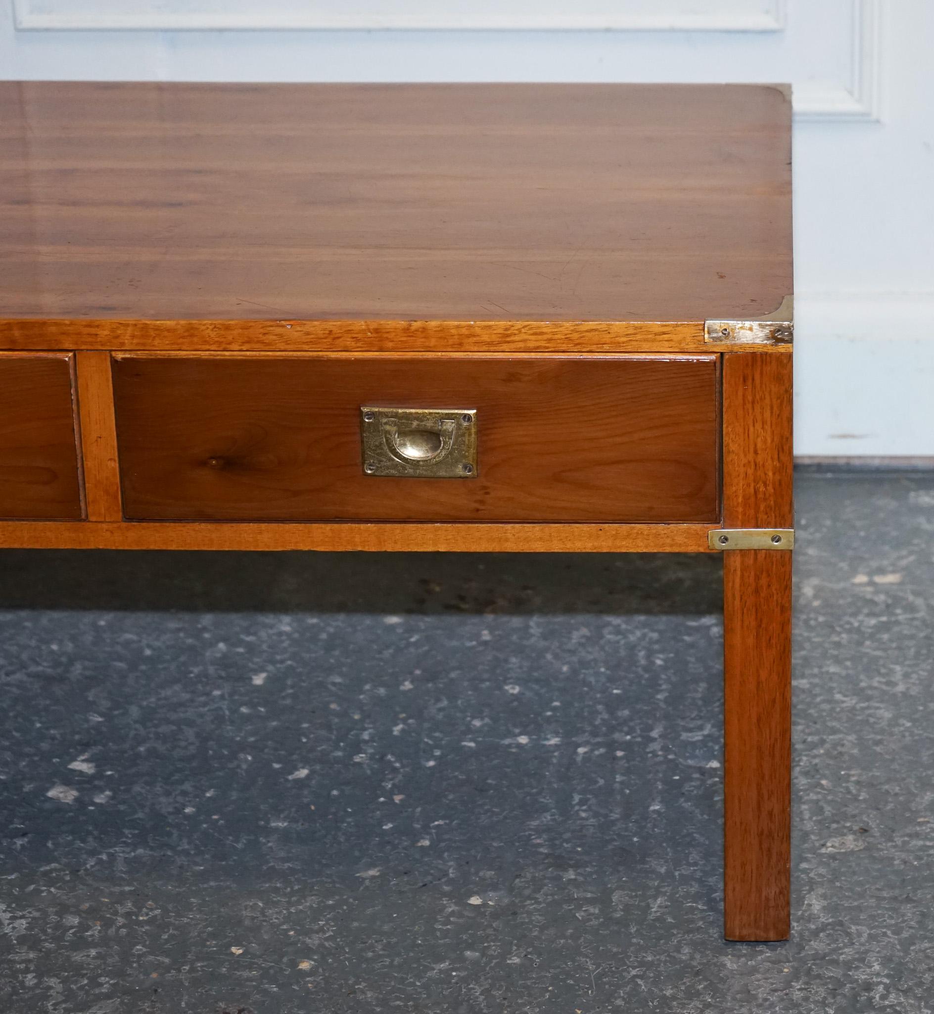 20ième siècle TABLE A CAFÉ 3 Tiroirs CAMPAiGN MILITAIRE VINTAGE EN BOIS D'ACIER BRAS en vente